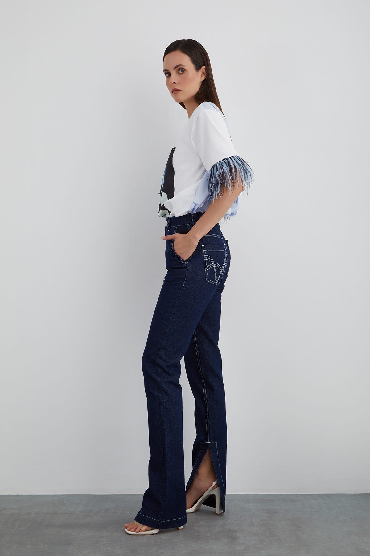 Arka Cep Nakış Detaylı İç Paça Yırtmaçlı Jean Pantolon