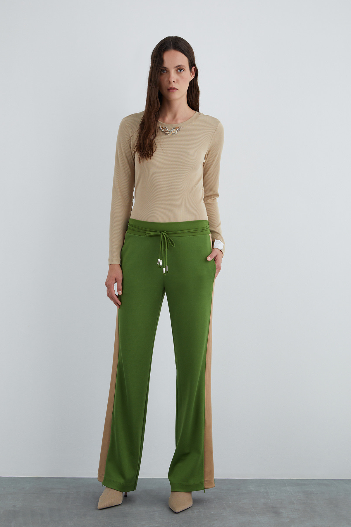 Beli Sabit Bağcık Detaylı Yanları Şeritli Eşofman Altı