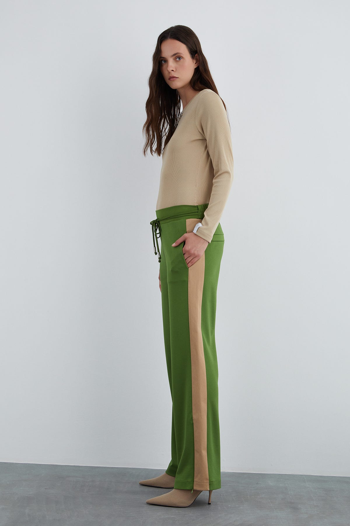 Beli Sabit Bağcık Detaylı Yanları Şeritli Eşofman Altı