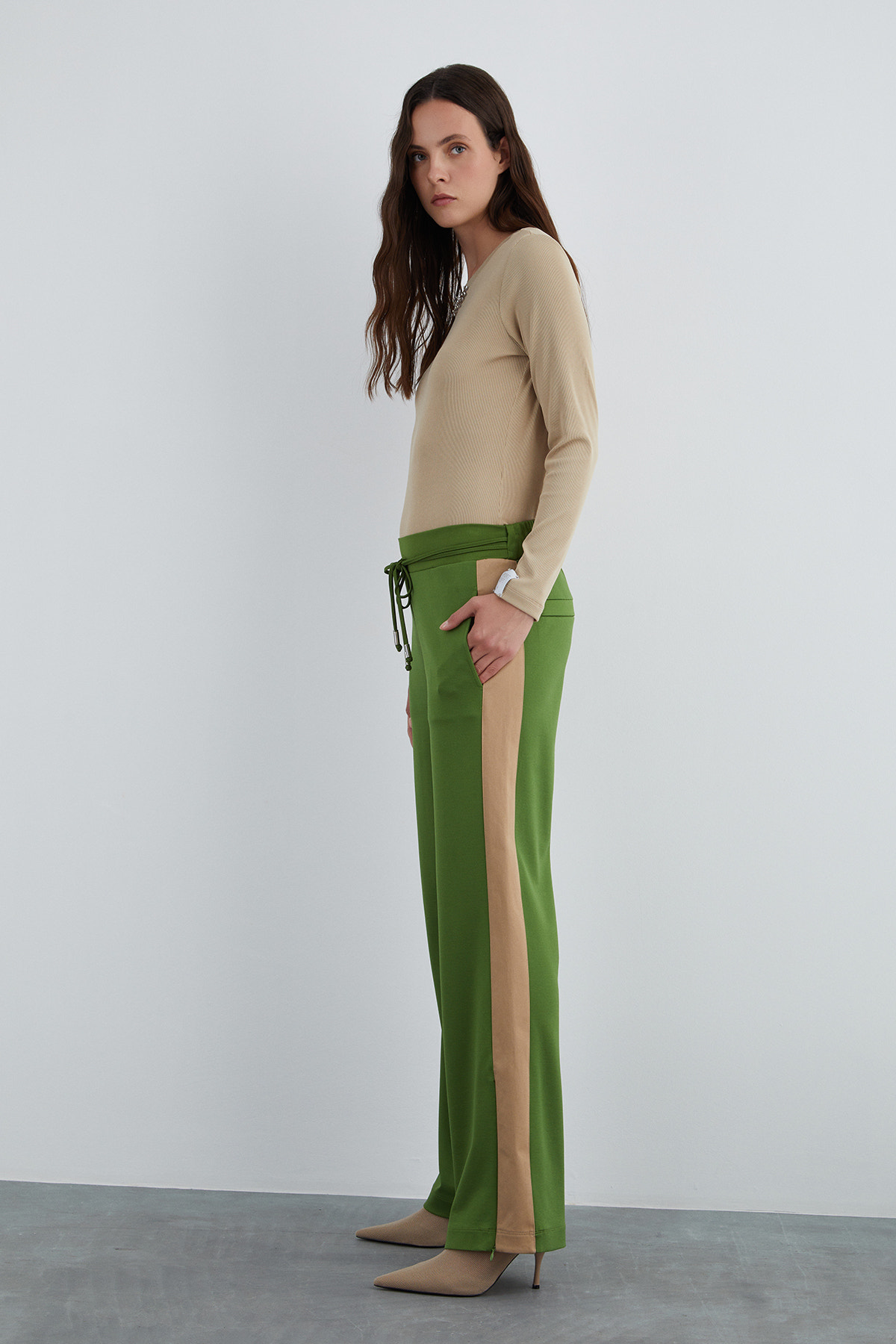 Beli Sabit Bağcık Detaylı Yanları Şeritli Eşofman Altı