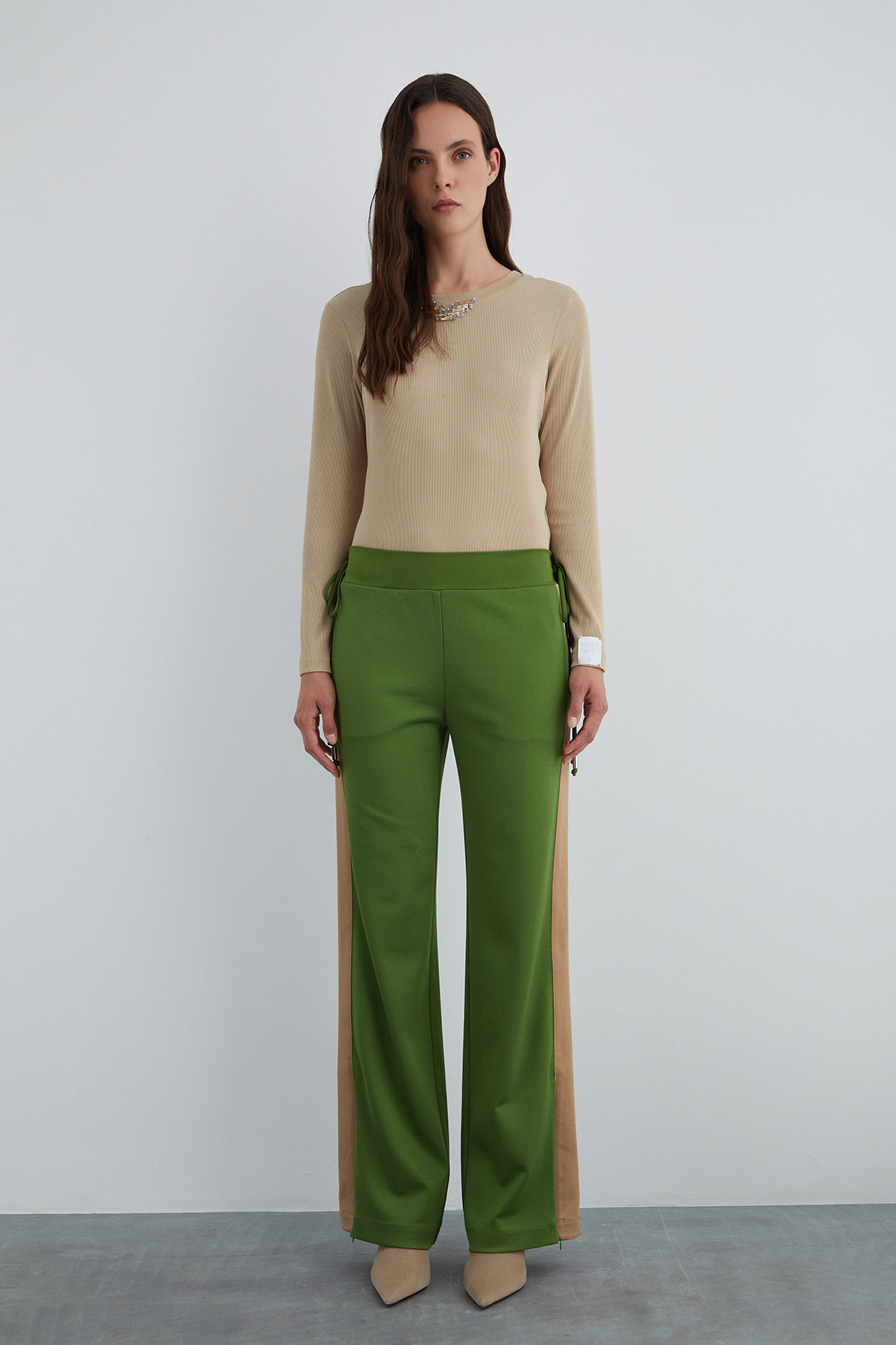 Beli Sabit Bağcık Detaylı Yanları Şeritli Eşofman Altı