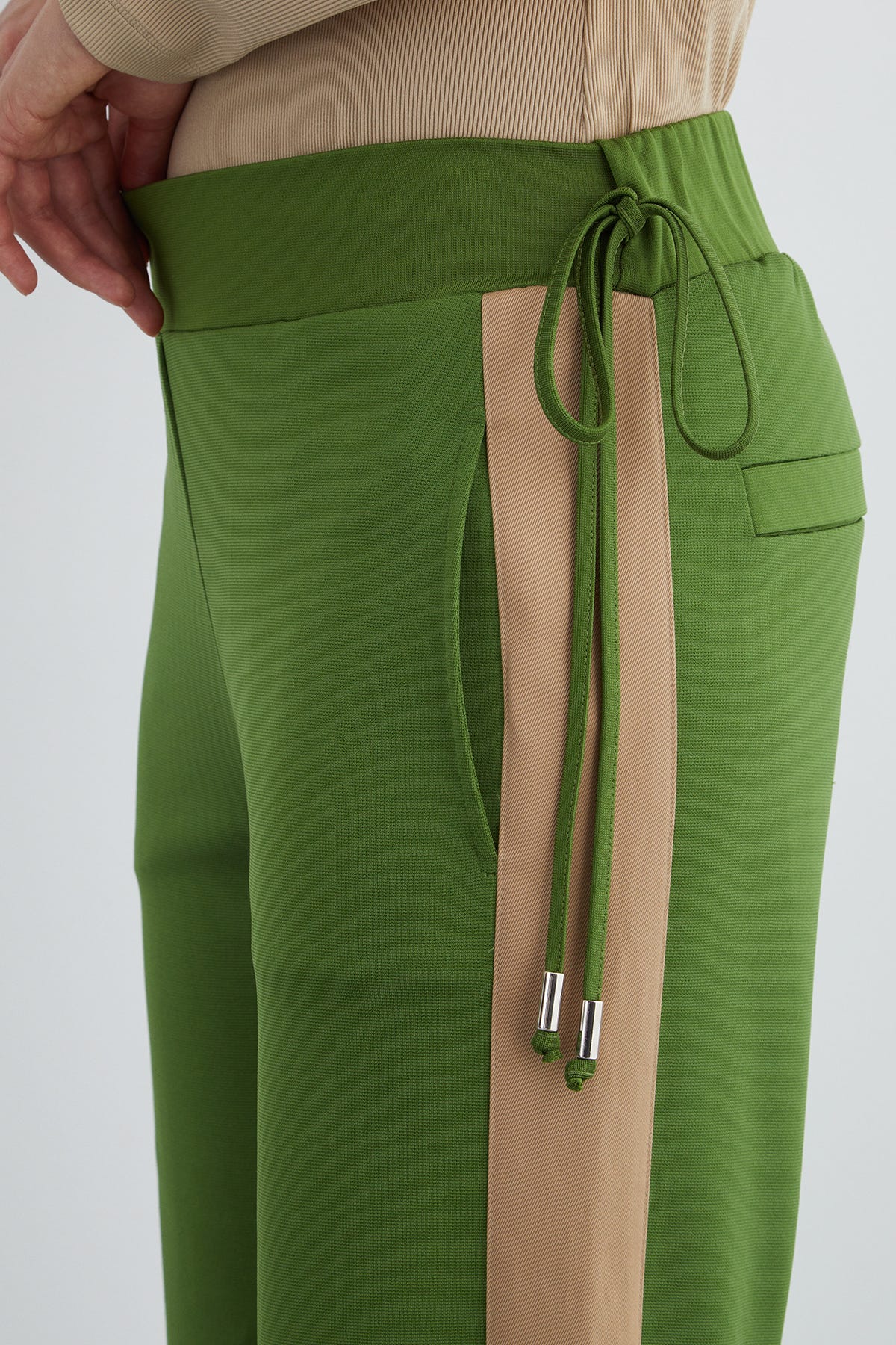 Beli Sabit Bağcık Detaylı Yanları Şeritli Eşofman Altı