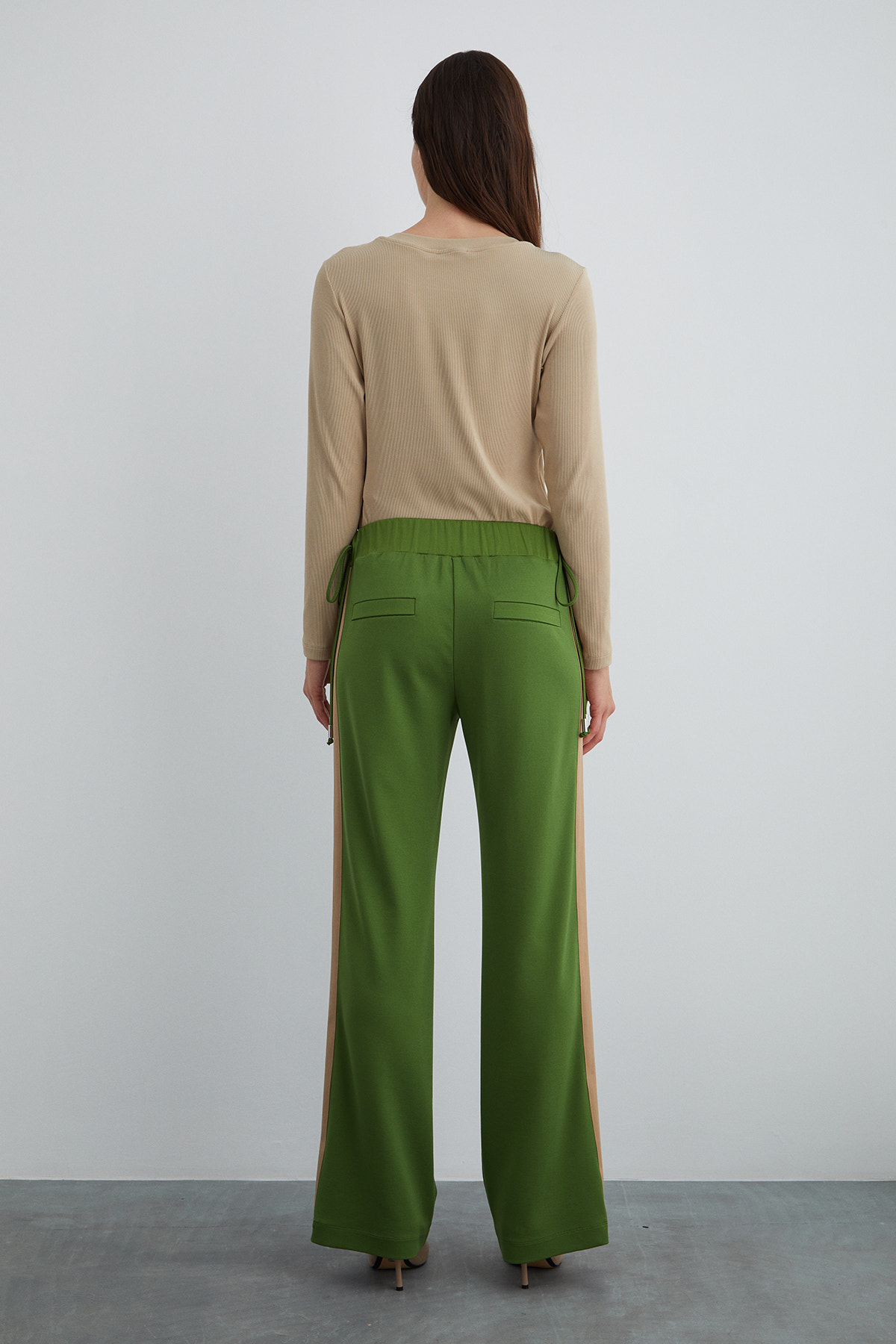 Beli Sabit Bağcık Detaylı Yanları Şeritli Eşofman Altı