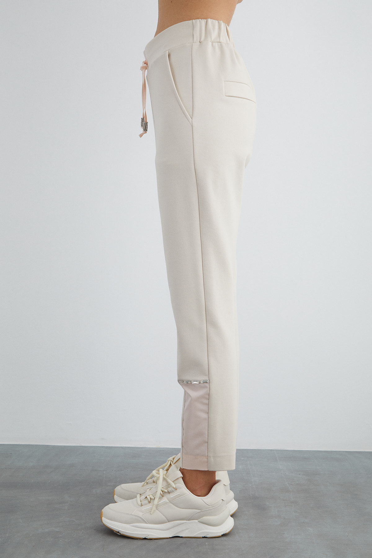 Arka Beli Lastikli Bağ Ucu Taşlı Eşofman Altı