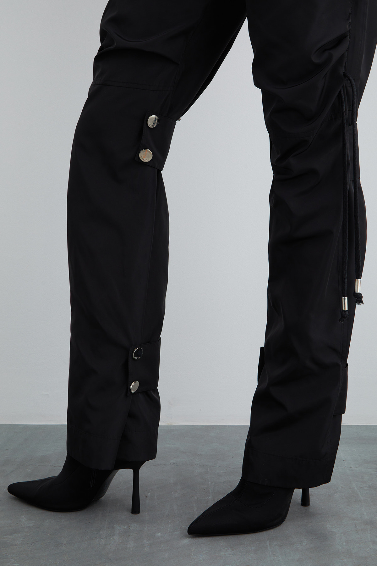 Paçası Ayarlanabilir Bantlı Çıtçıt Detaylı Pantolon