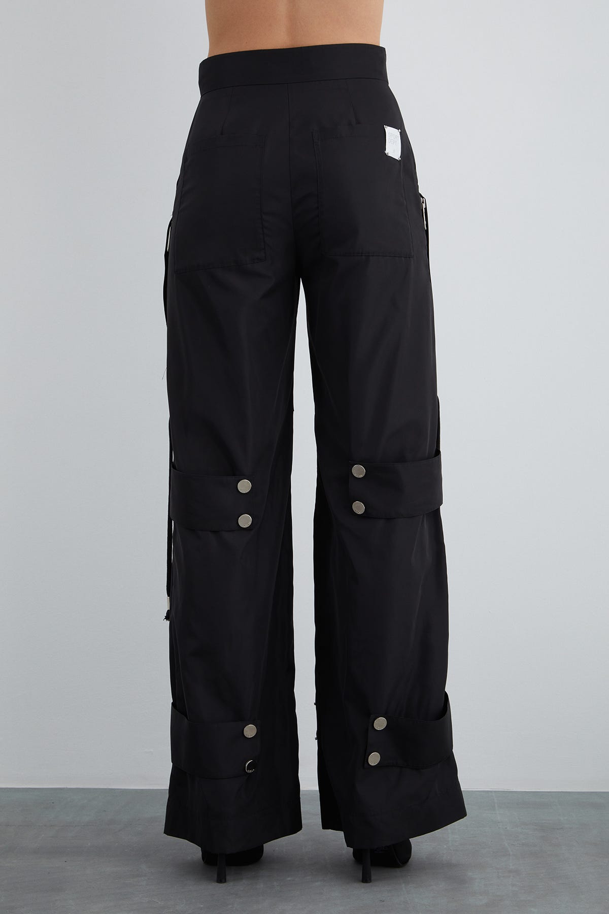 Paçası Ayarlanabilir Bantlı Çıtçıt Detaylı Pantolon