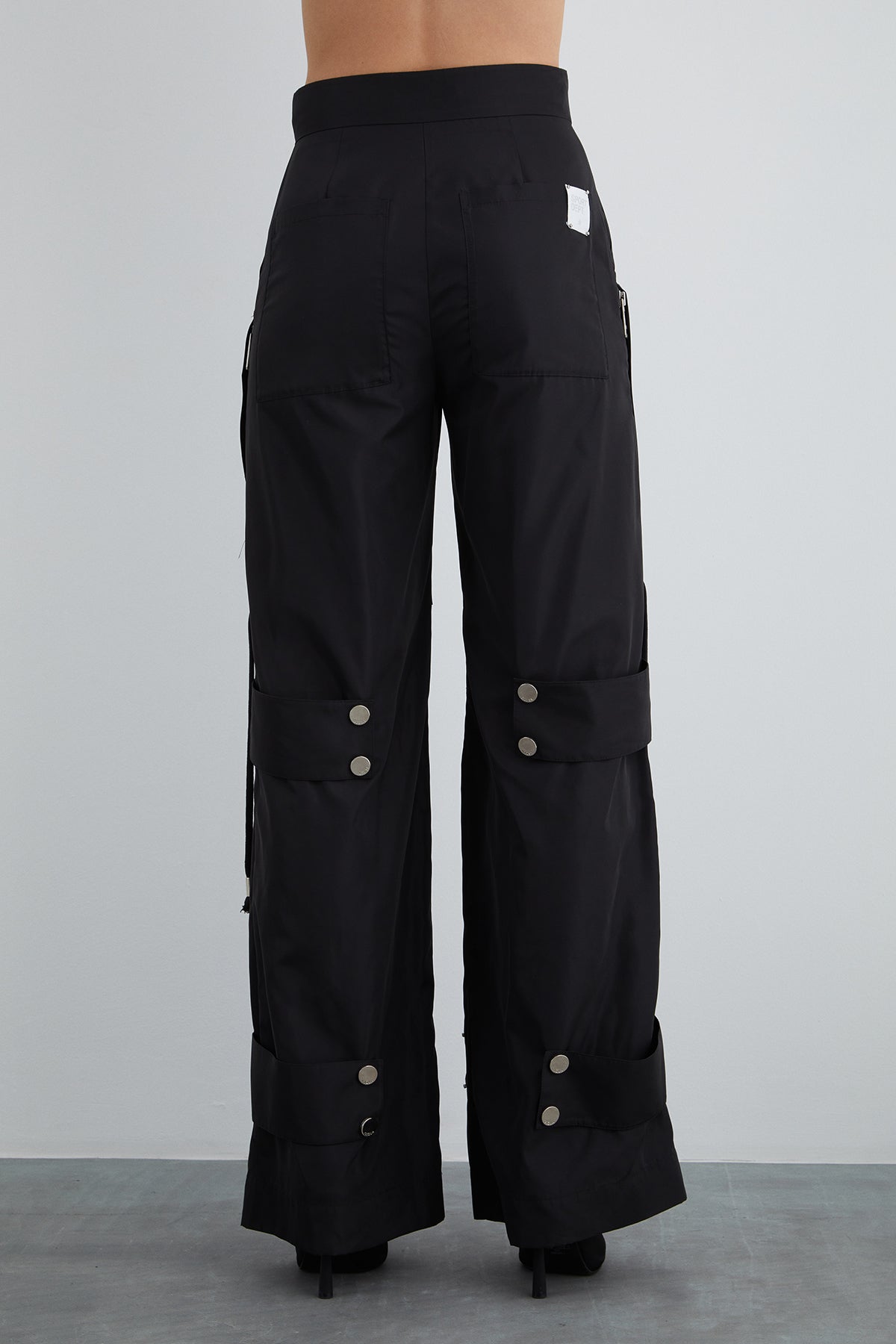 Paçası Ayarlanabilir Bantlı Çıtçıt Detaylı Pantolon