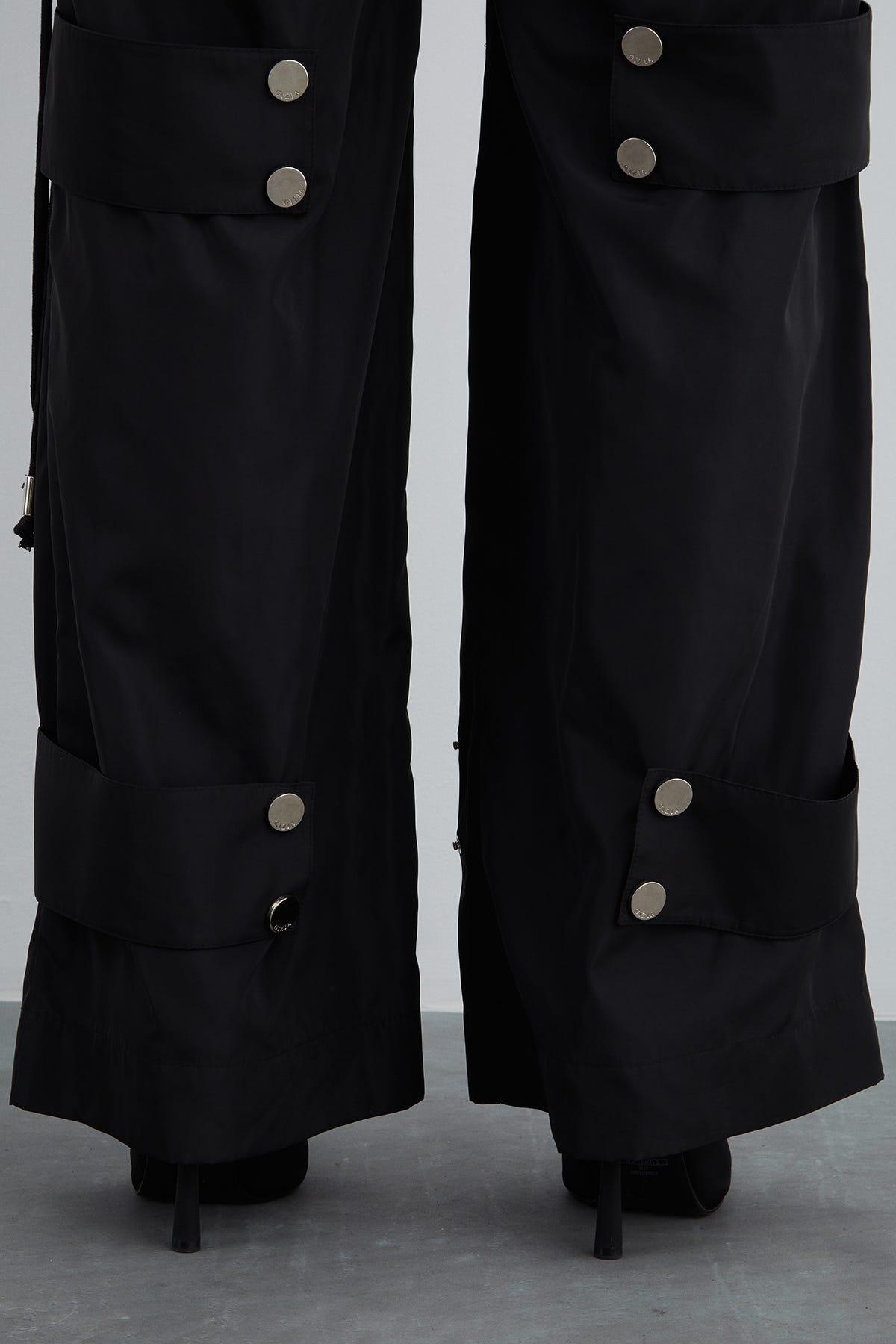 Paçası Ayarlanabilir Bantlı Çıtçıt Detaylı Pantolon