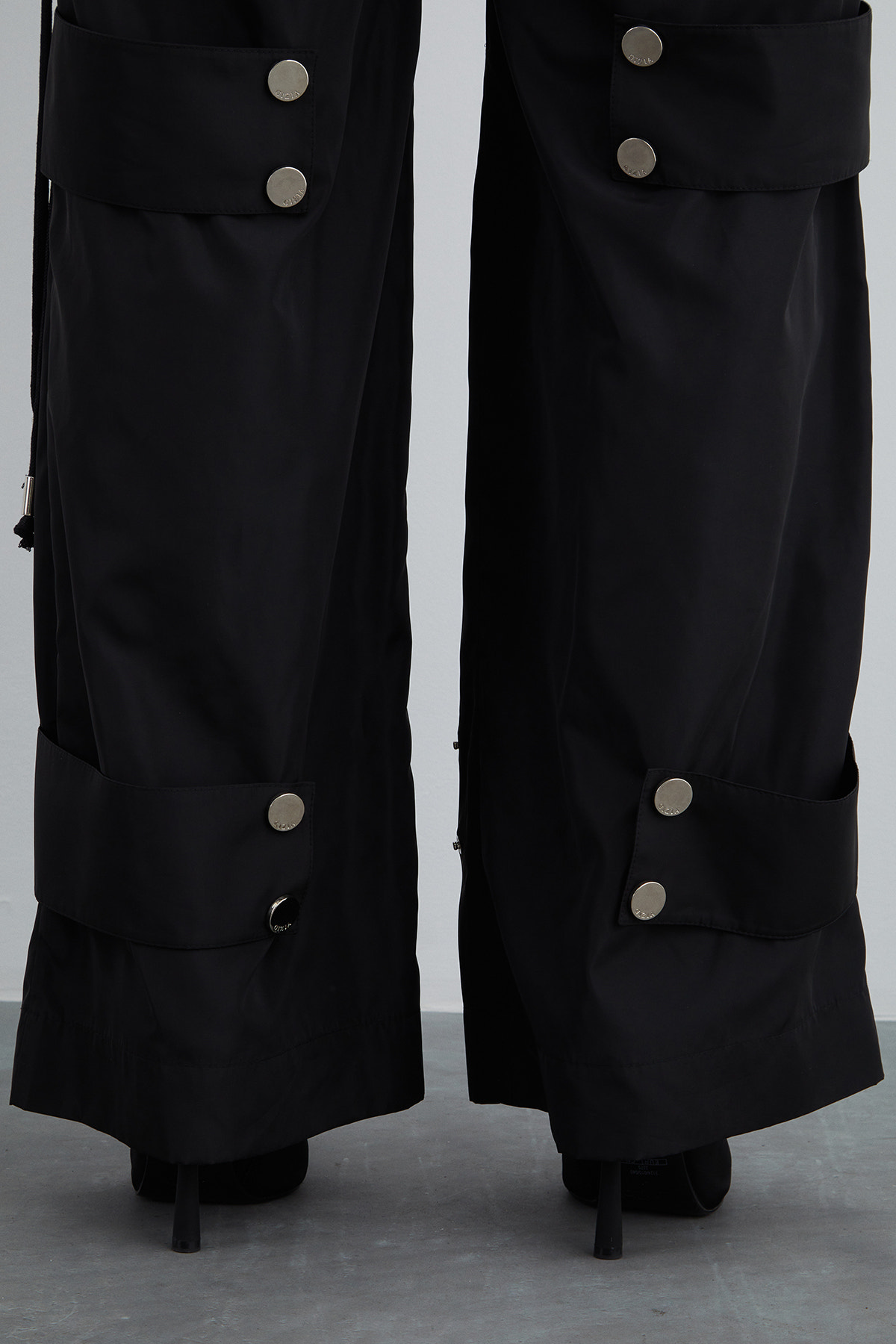 Paçası Ayarlanabilir Bantlı Çıtçıt Detaylı Pantolon