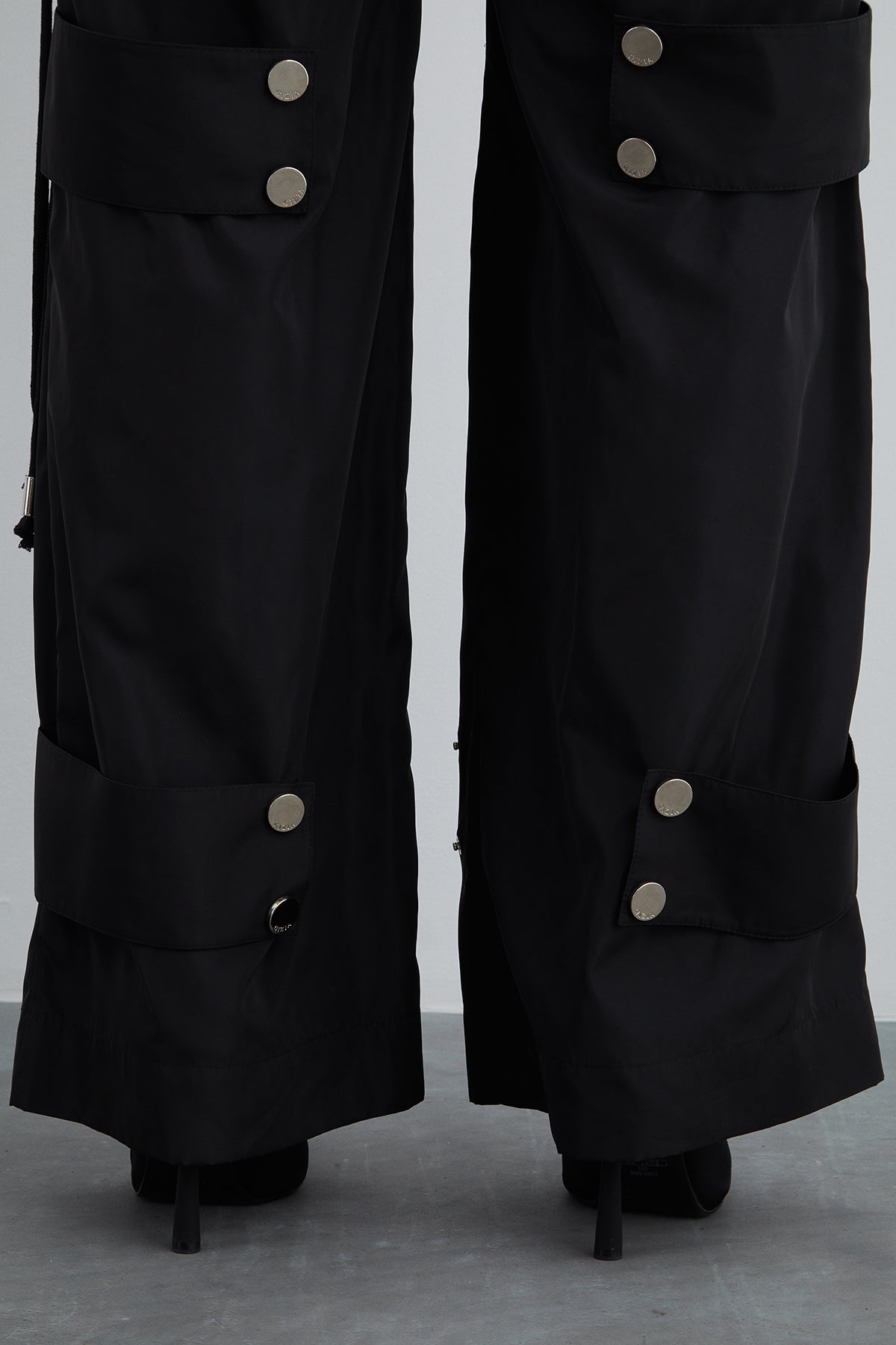 Paçası Ayarlanabilir Bantlı Çıtçıt Detaylı Pantolon