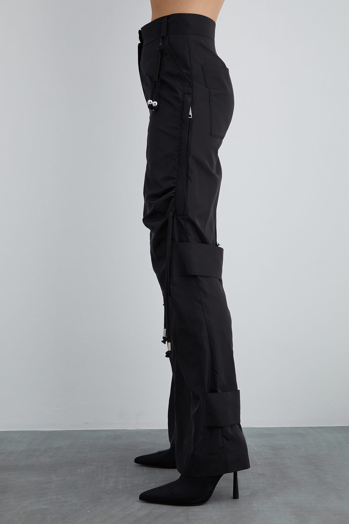 Paçası Ayarlanabilir Bantlı Çıtçıt Detaylı Pantolon