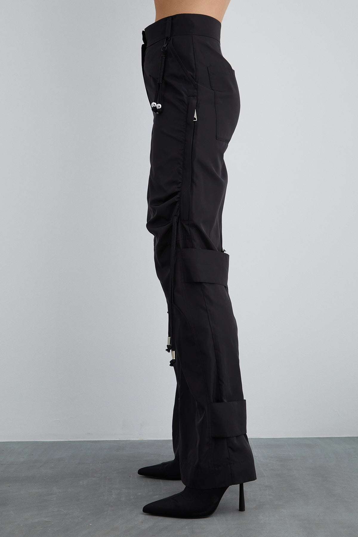 Paçası Ayarlanabilir Bantlı Çıtçıt Detaylı Pantolon