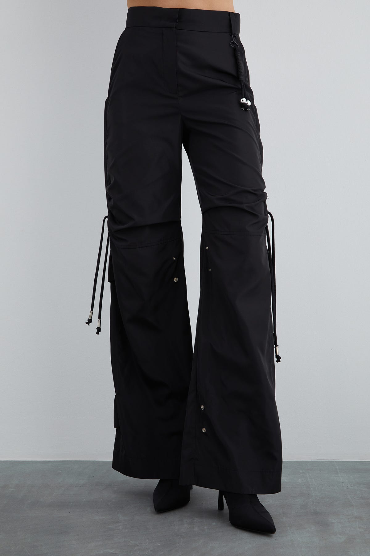 Paçası Ayarlanabilir Bantlı Çıtçıt Detaylı Pantolon