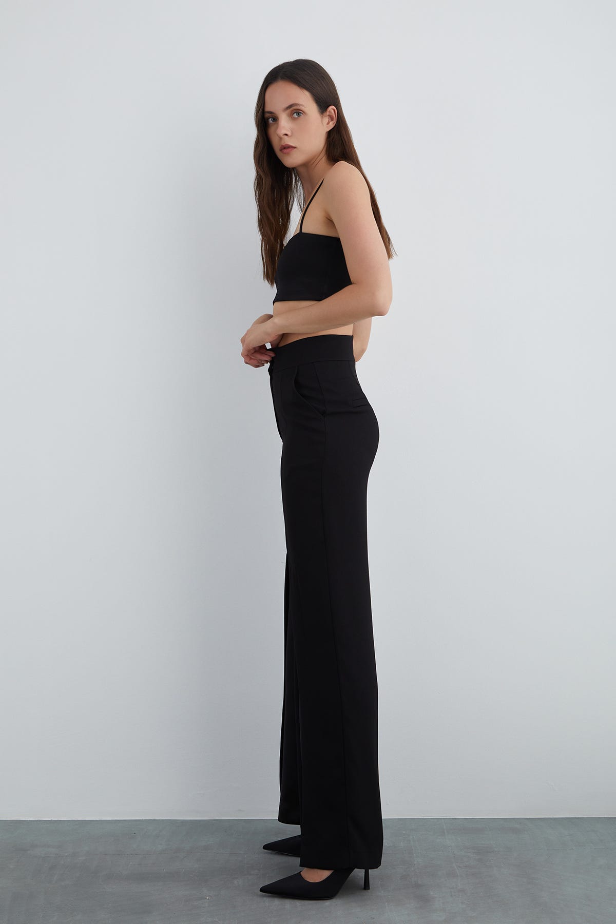 Ön Ortası Yırtmaçlı Bol Paça Pantolon