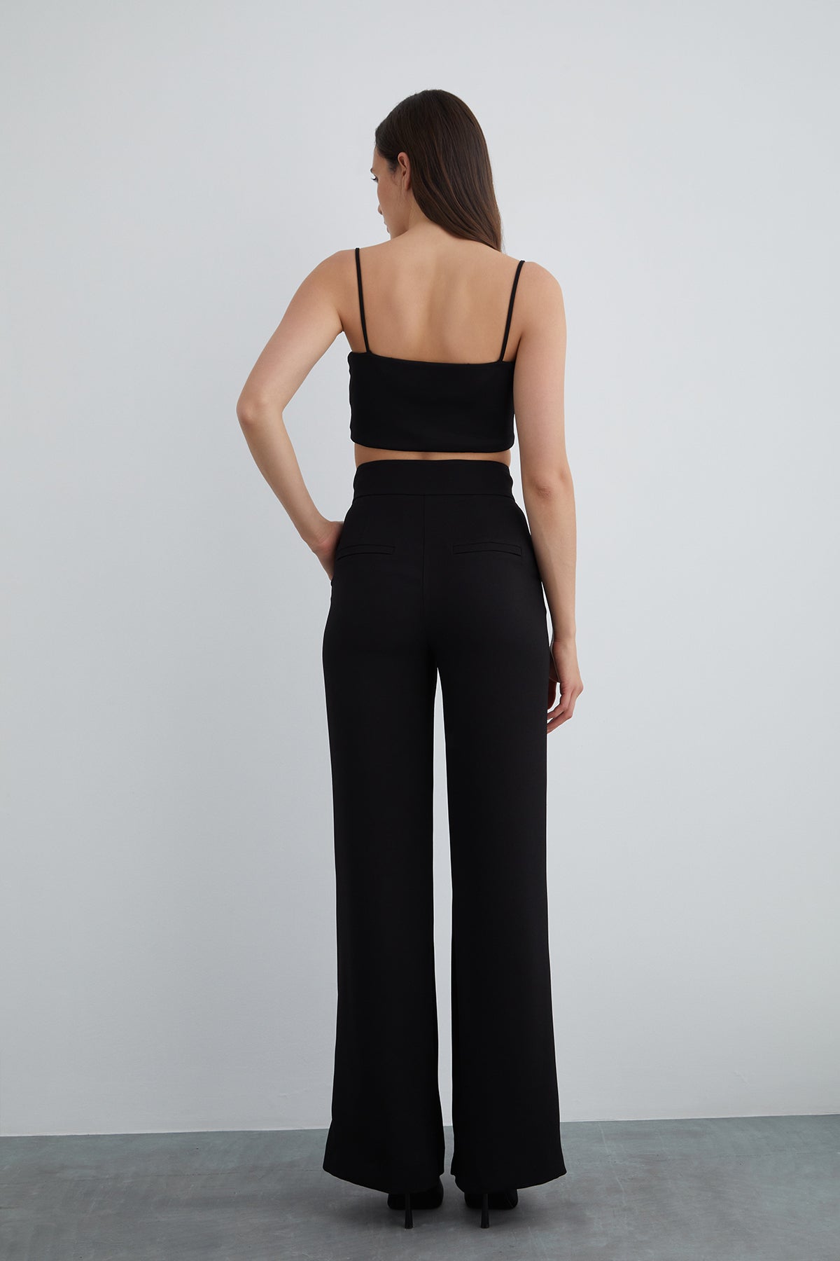 Ön Ortası Yırtmaçlı Bol Paça Pantolon