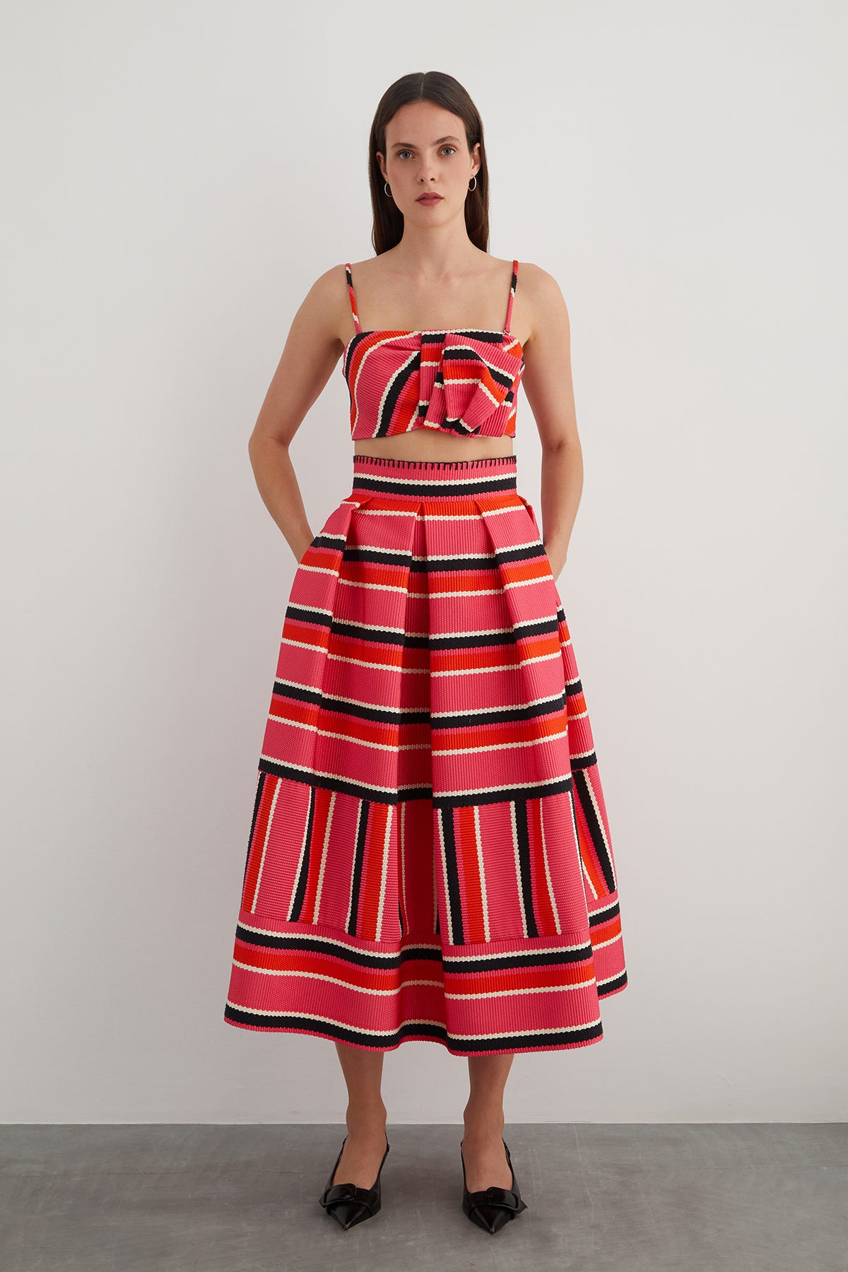 Çoban Dikiş Detaylı Askılı Asimetrik Crop Bluz