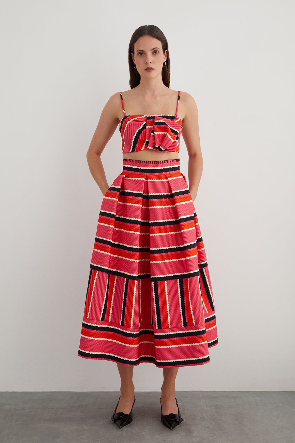 Çoban Dikiş Detaylı Askılı Asimetrik Crop Bluz