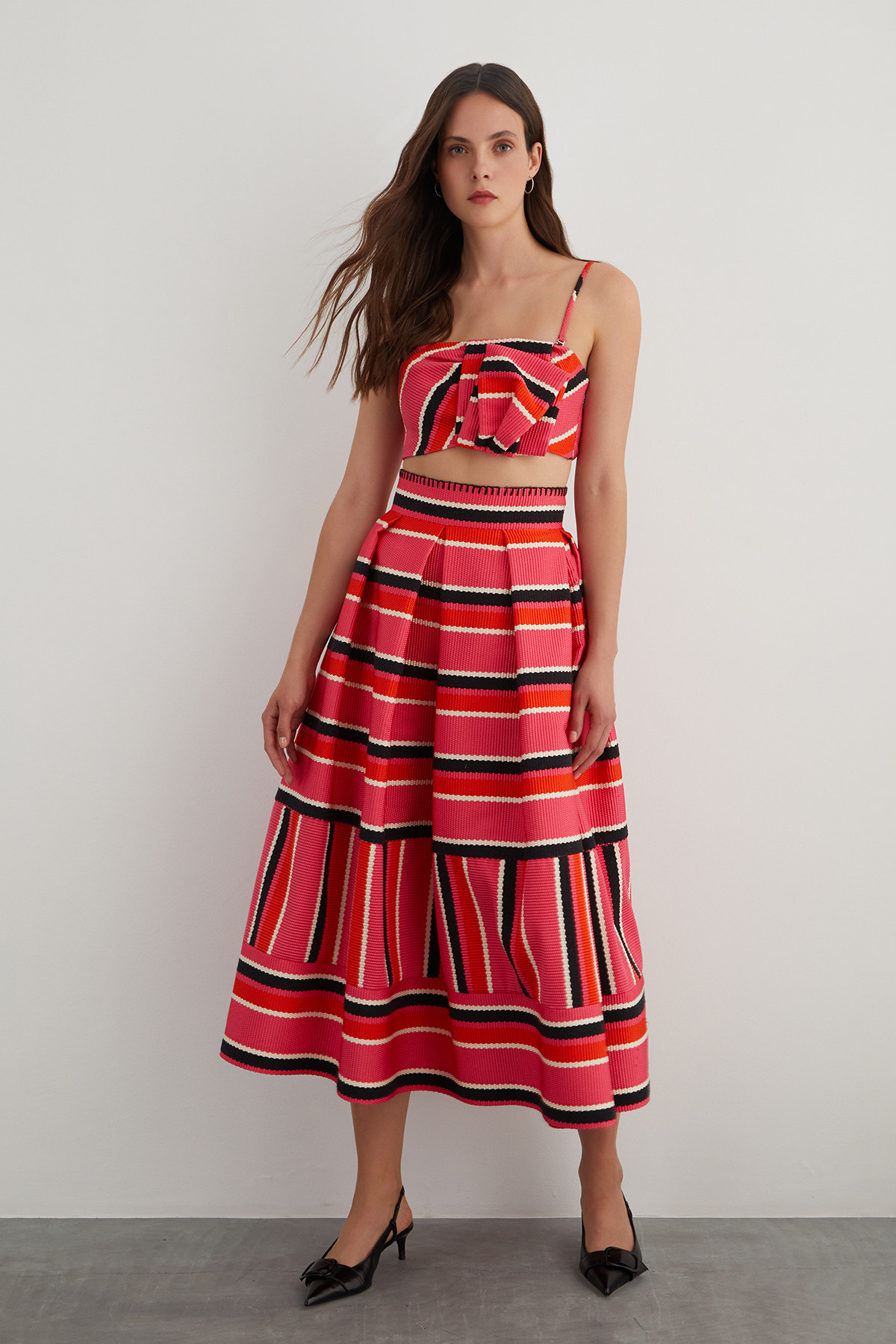 Çoban Dikiş Detaylı Askılı Asimetrik Crop Bluz