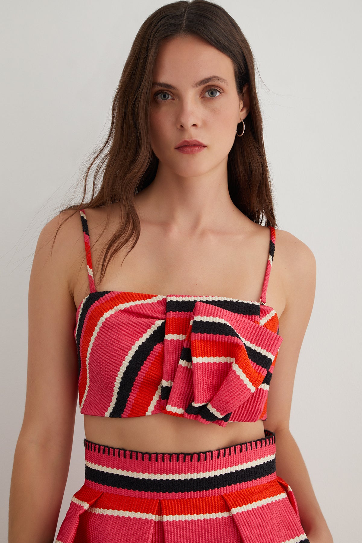 Çoban Dikiş Detaylı Askılı Asimetrik Crop Bluz