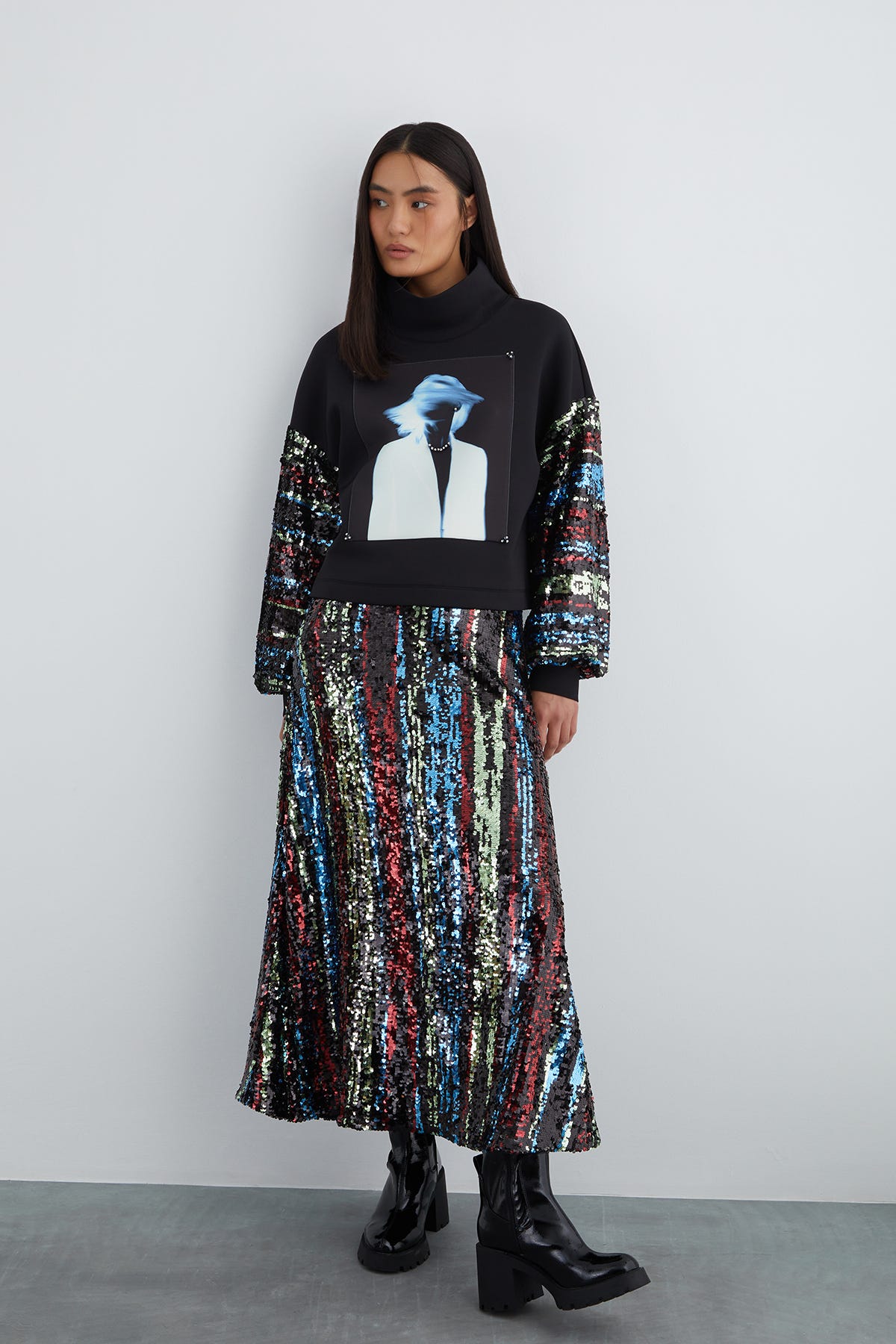 Ön Beden Özel Pano Desenli Pul Payet Kol Detaylı Dik Yaka Sweatshirt