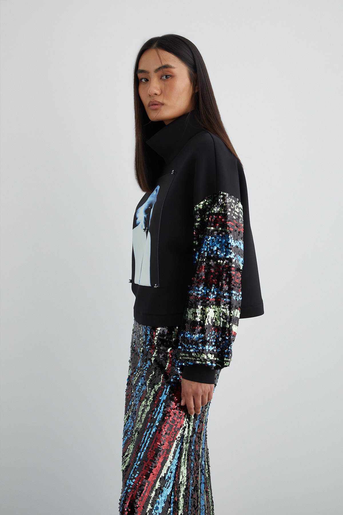 Ön Beden Özel Pano Desenli Pul Payet Kol Detaylı Dik Yaka Sweatshirt