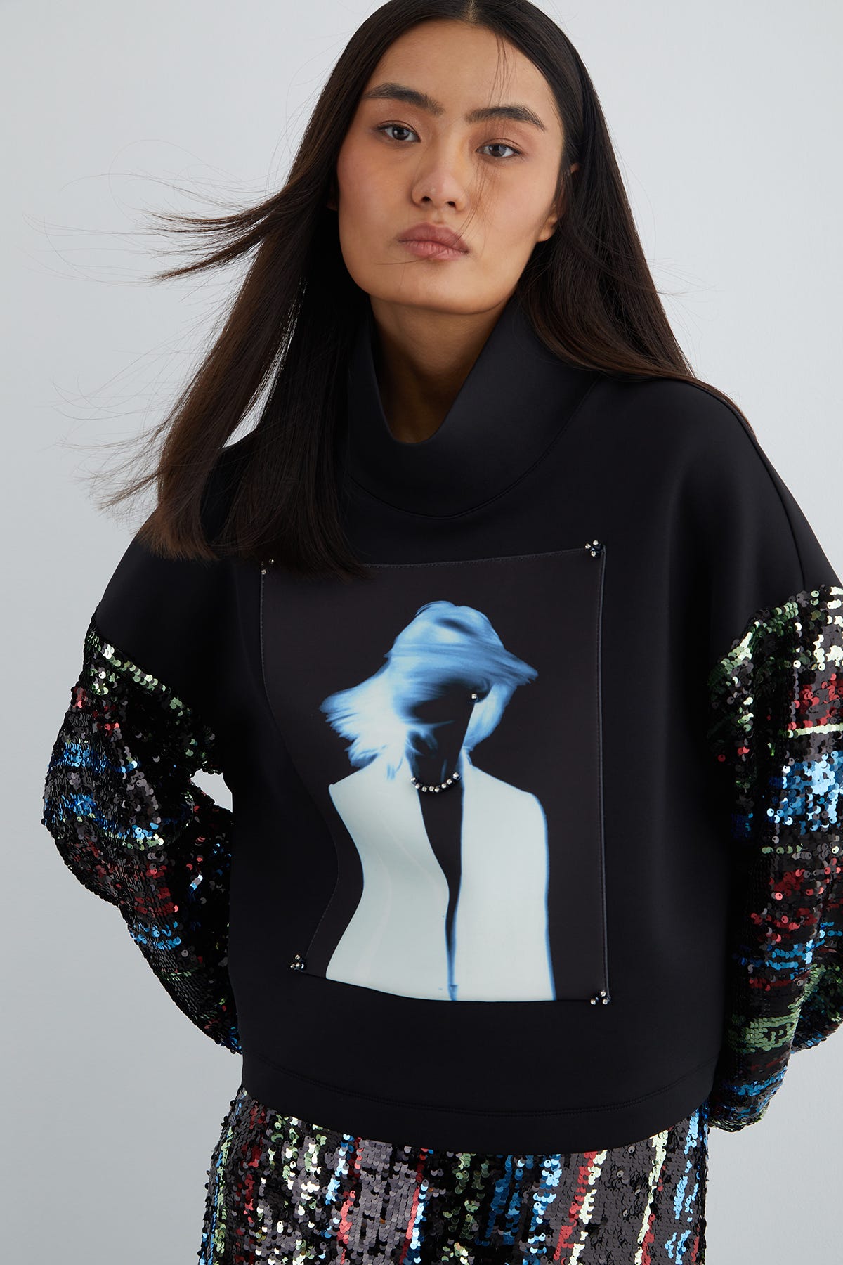 Ön Beden Özel Pano Desenli Pul Payet Kol Detaylı Dik Yaka Sweatshirt