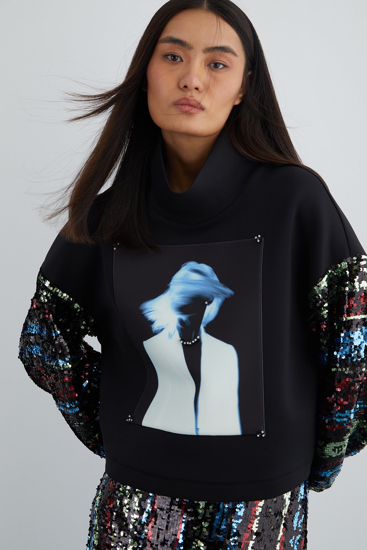 Ön Beden Özel Pano Desenli Pul Payet Kol Detaylı Dik Yaka Sweatshirt