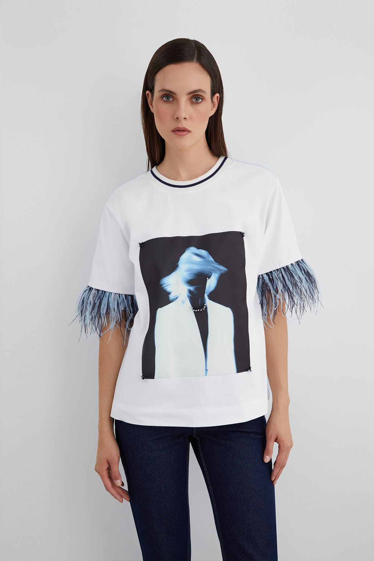 Özel Pano Desen Detaylı Kolucu Tüylü İşlemeli T-shirt