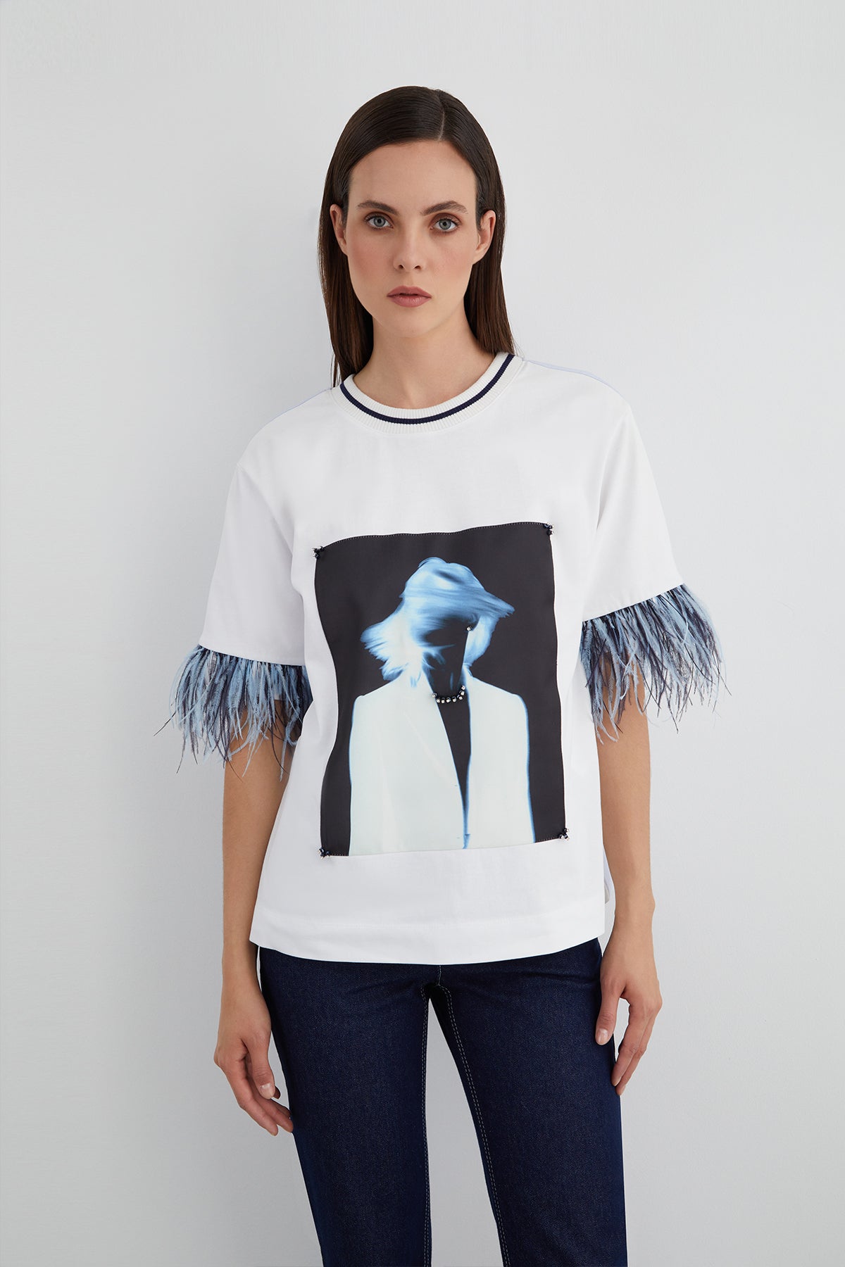 Özel Pano Desen Detaylı Kolucu Tüylü İşlemeli T-shirt