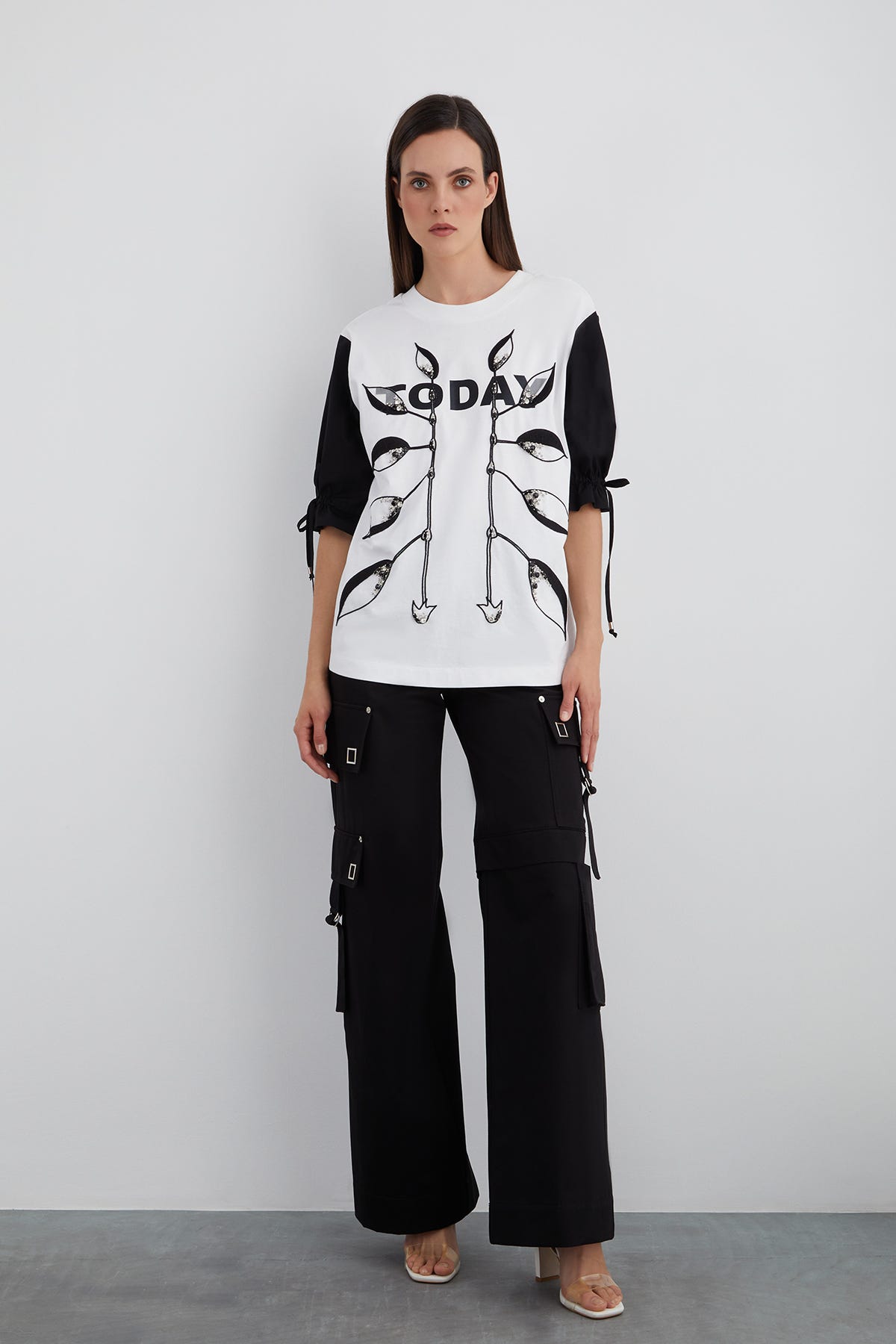 Kolu Büzülebilir Bağcık Detaylı Ön Beden Baskılı T-shirt