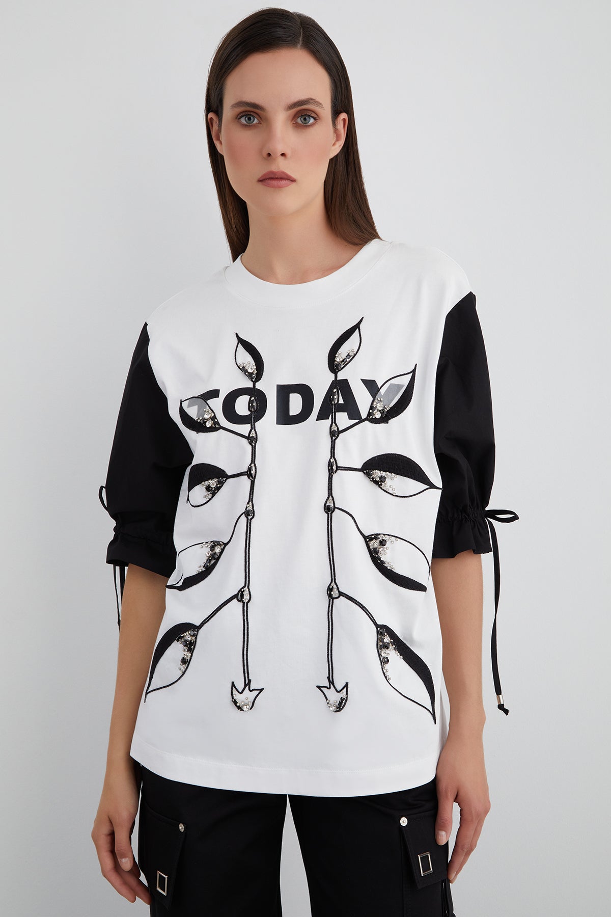 Kolu Büzülebilir Bağcık Detaylı Ön Beden Baskılı T-shirt