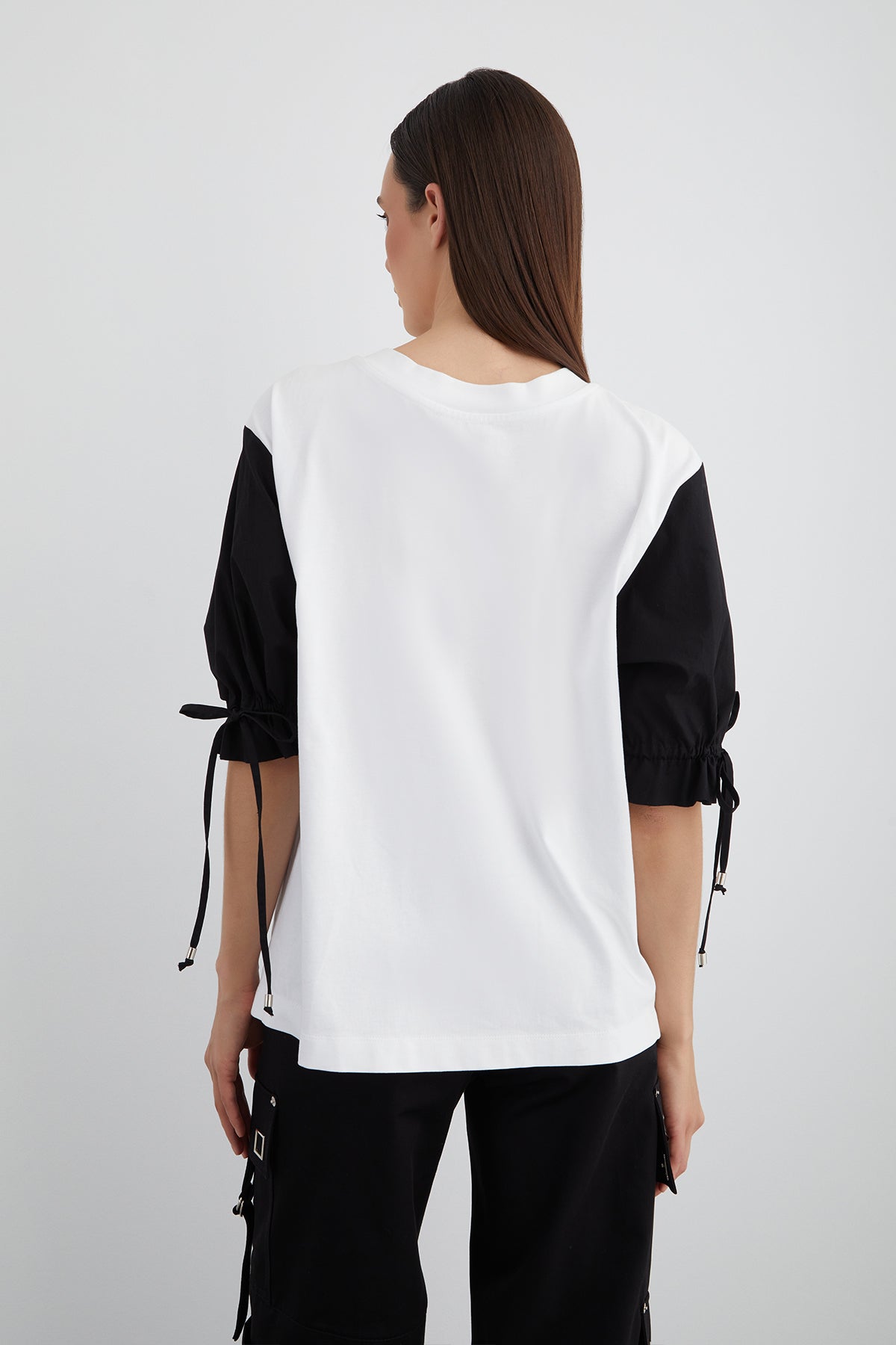 Kolu Büzülebilir Bağcık Detaylı Ön Beden Baskılı T-shirt