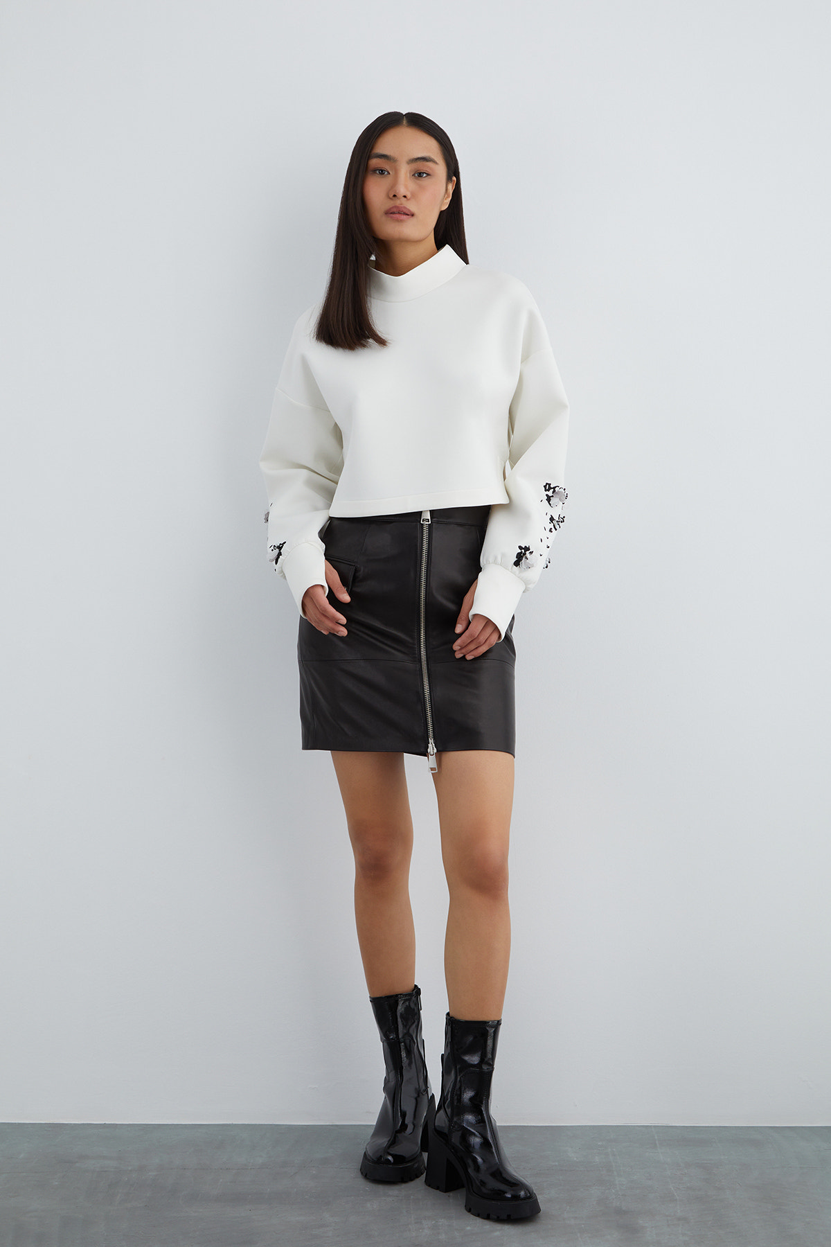 Pencereli Manşet Detaylı Kolu İşlemeli Dik Yaka Kısa Bluz