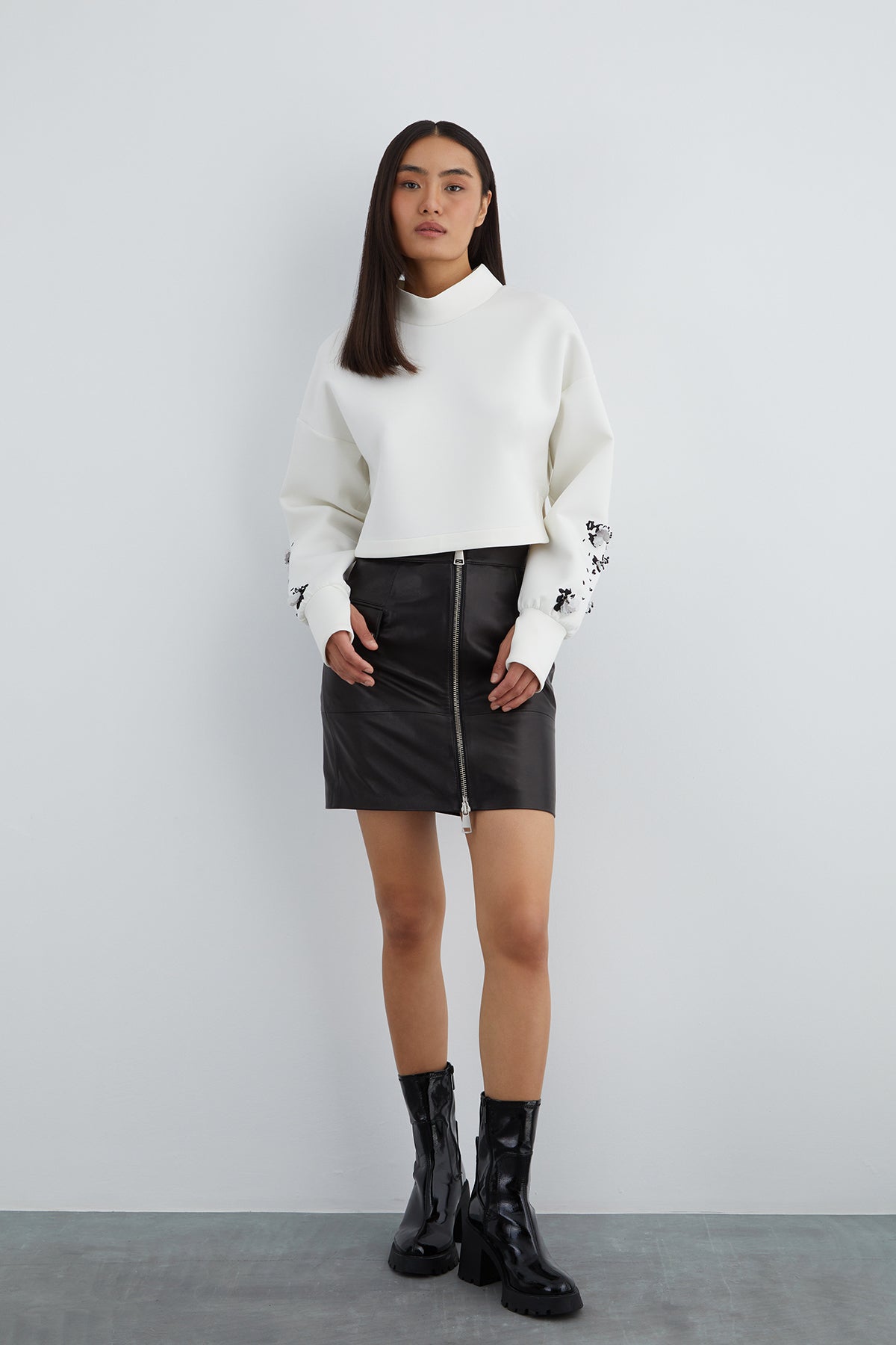 Pencereli Manşet Detaylı Kolu İşlemeli Dik Yaka Kısa Bluz