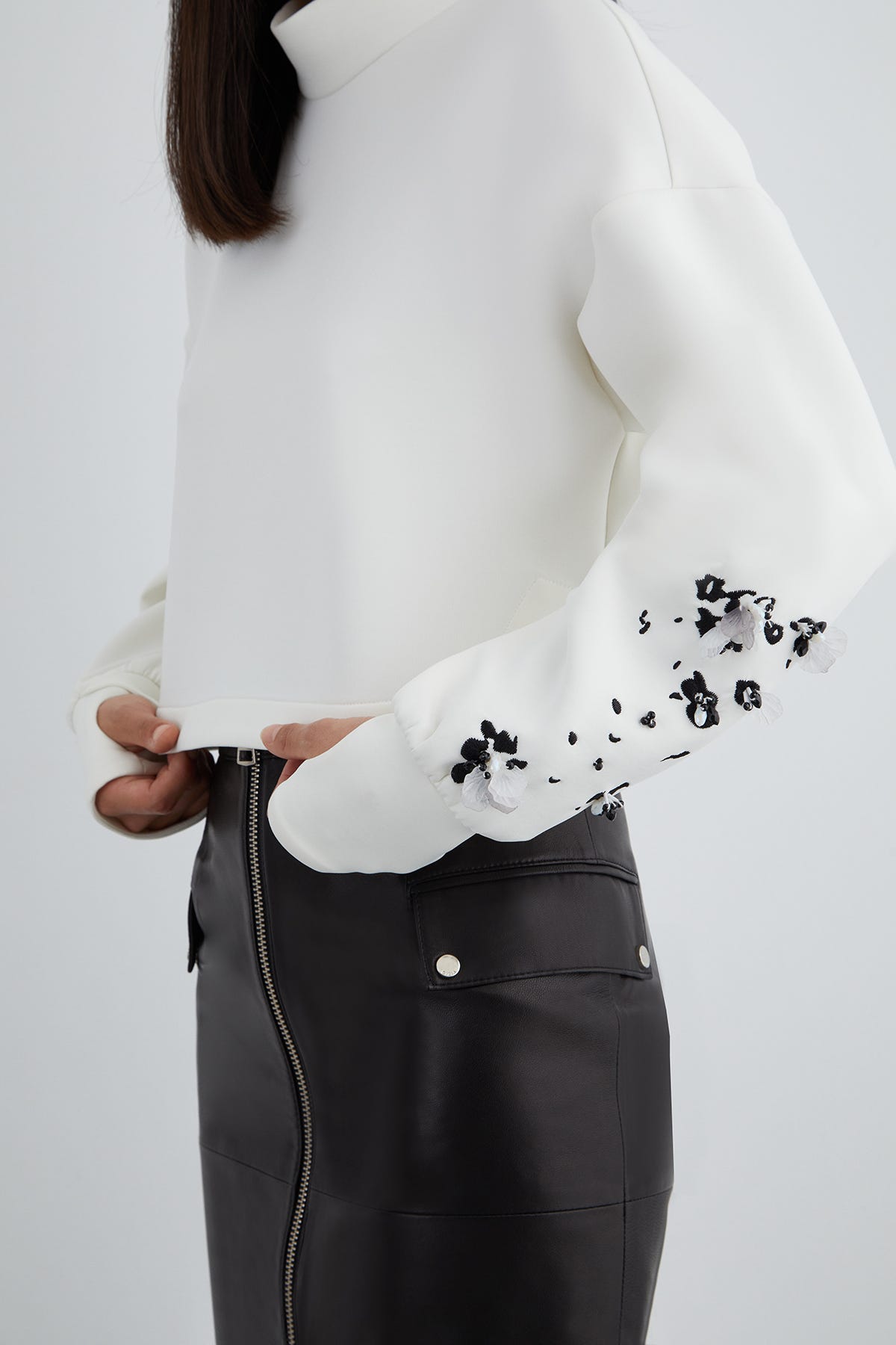 Pencereli Manşet Detaylı Kolu İşlemeli Dik Yaka Kısa Bluz