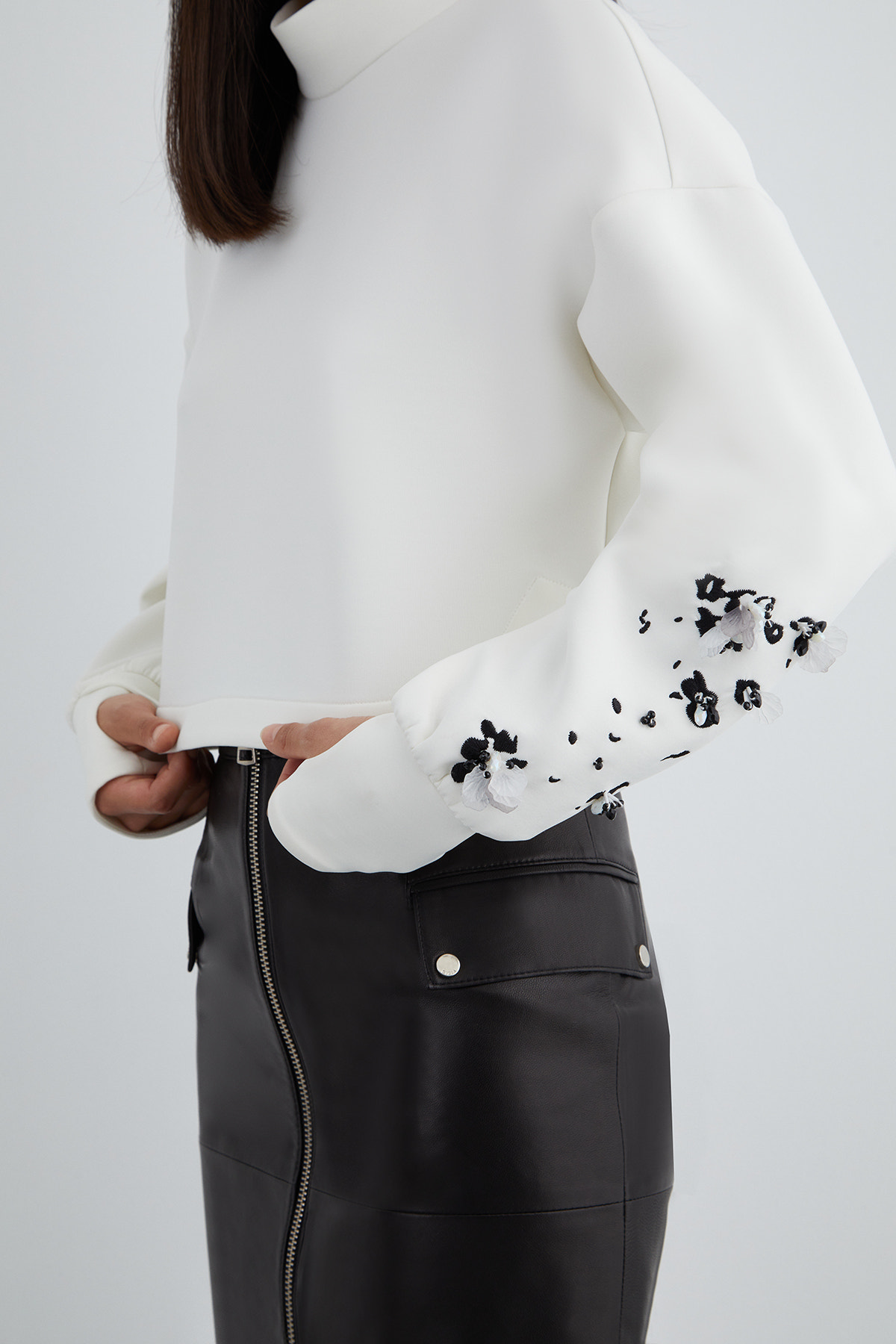 Pencereli Manşet Detaylı Kolu İşlemeli Dik Yaka Kısa Bluz