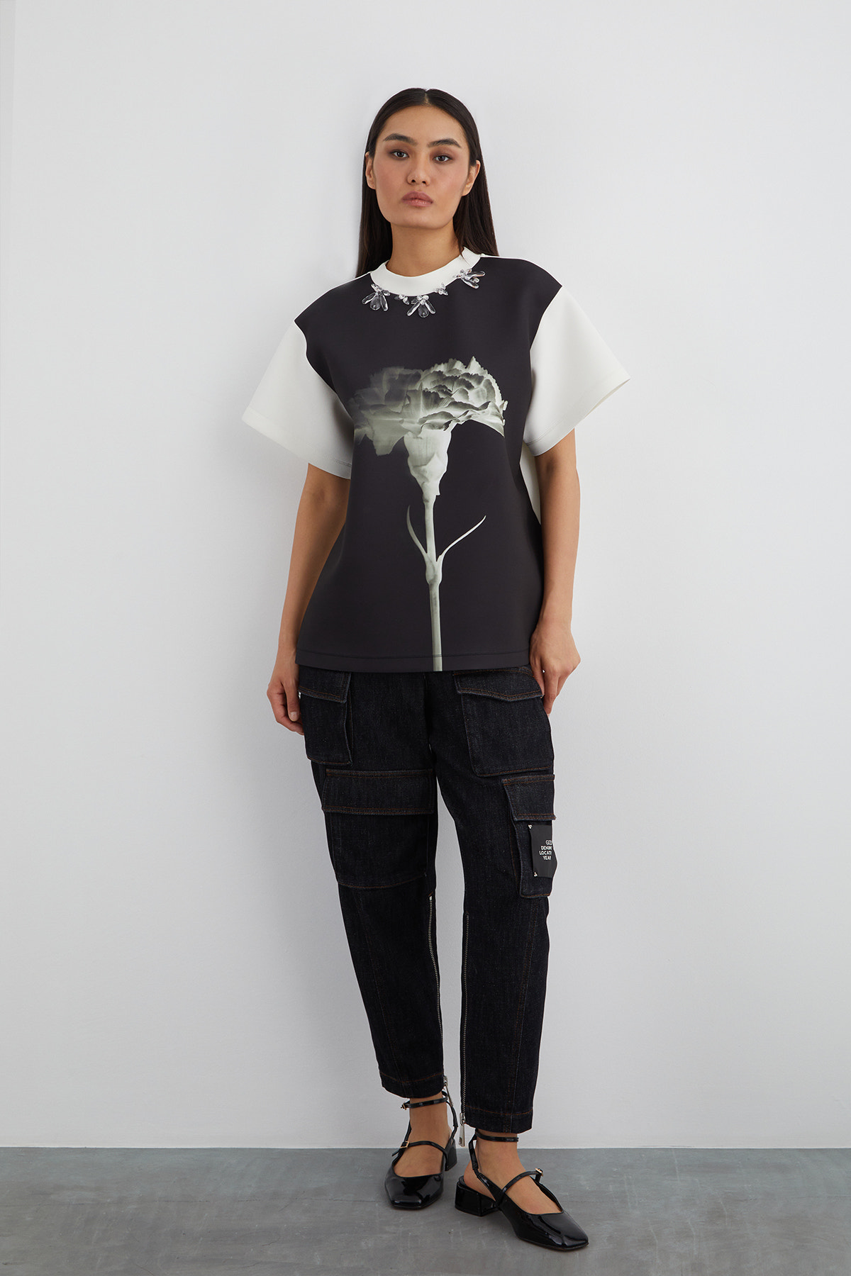 Yakası İşlemeli Özel Desen T-shirt