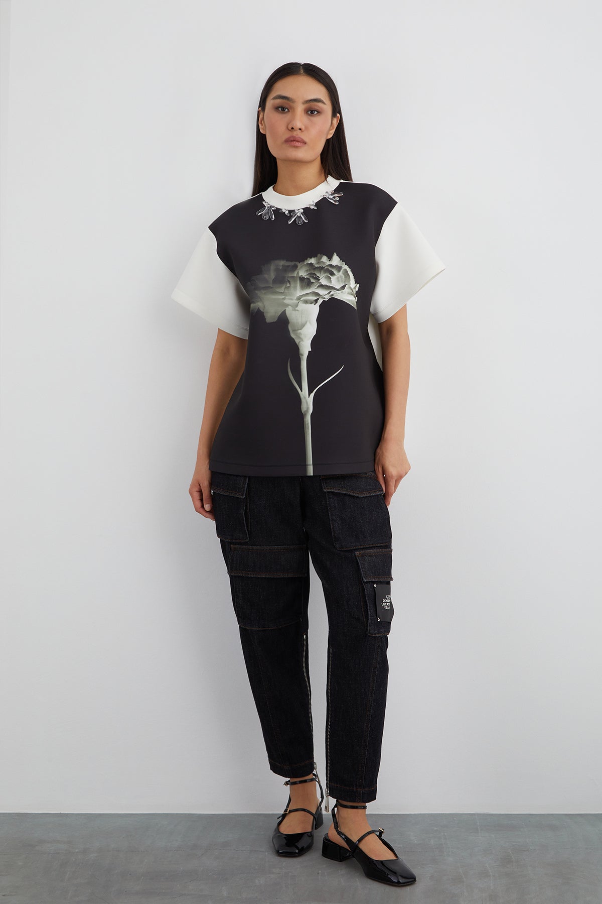 Yakası İşlemeli Özel Desen T-shirt