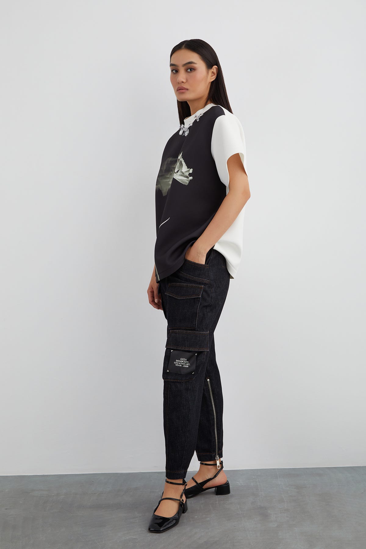 Yakası İşlemeli Özel Desen T-shirt