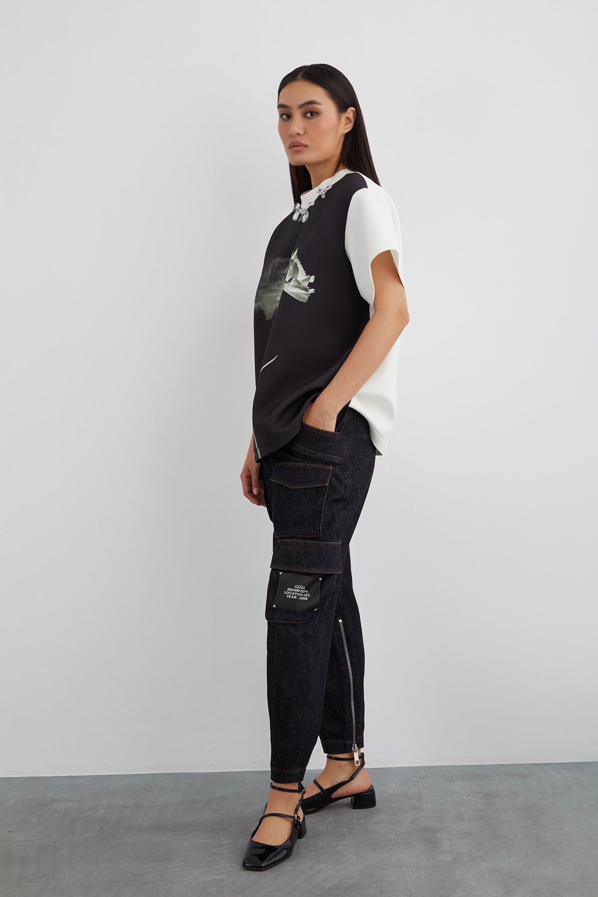 Yakası İşlemeli Özel Desen T-shirt