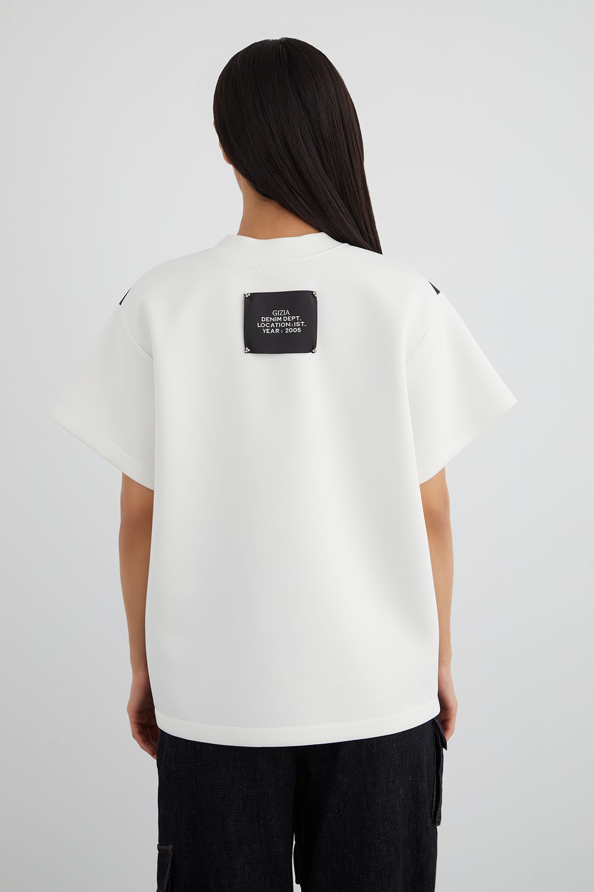 Yakası İşlemeli Özel Desen T-shirt