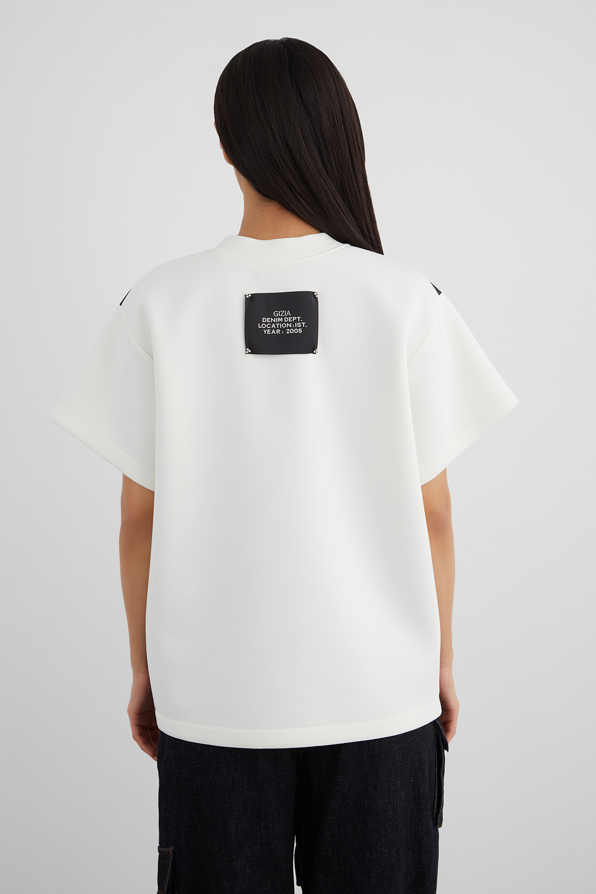 Yakası İşlemeli Özel Desen T-shirt