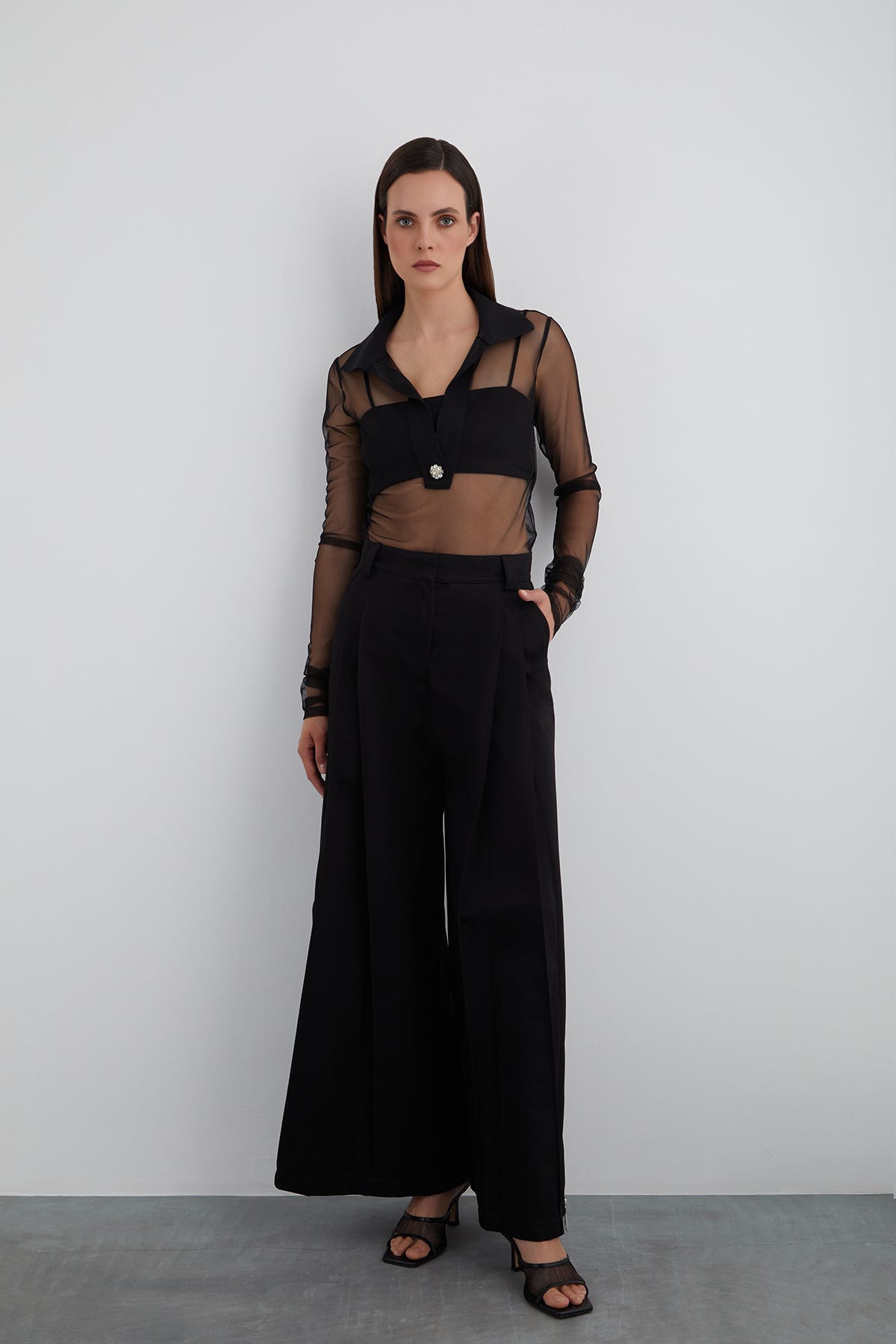 İçi Askılı Top Detaylı Alttan Çıtçıtlı Tül Bluz.