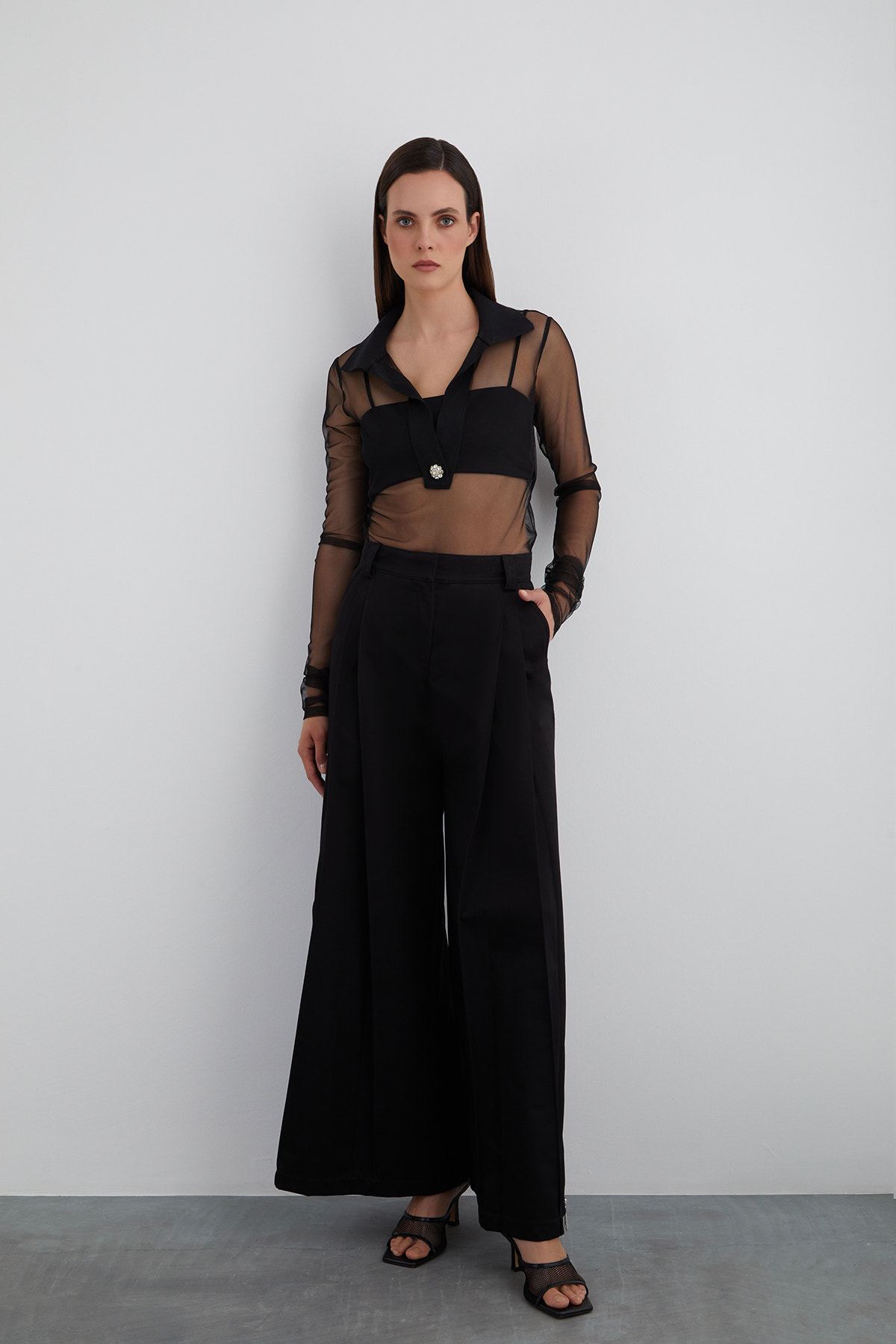 İçi Askılı Top Detaylı Alttan Çıtçıtlı Tül Bluz.