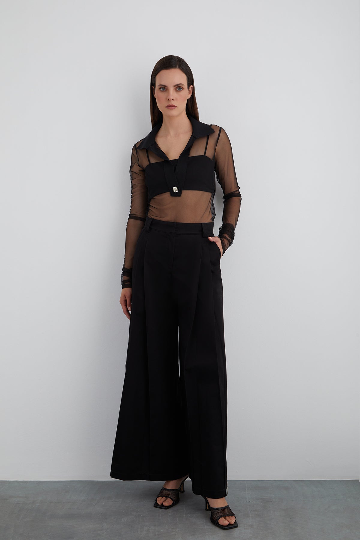 İçi Askılı Top Detaylı Alttan Çıtçıtlı Tül Bluz.