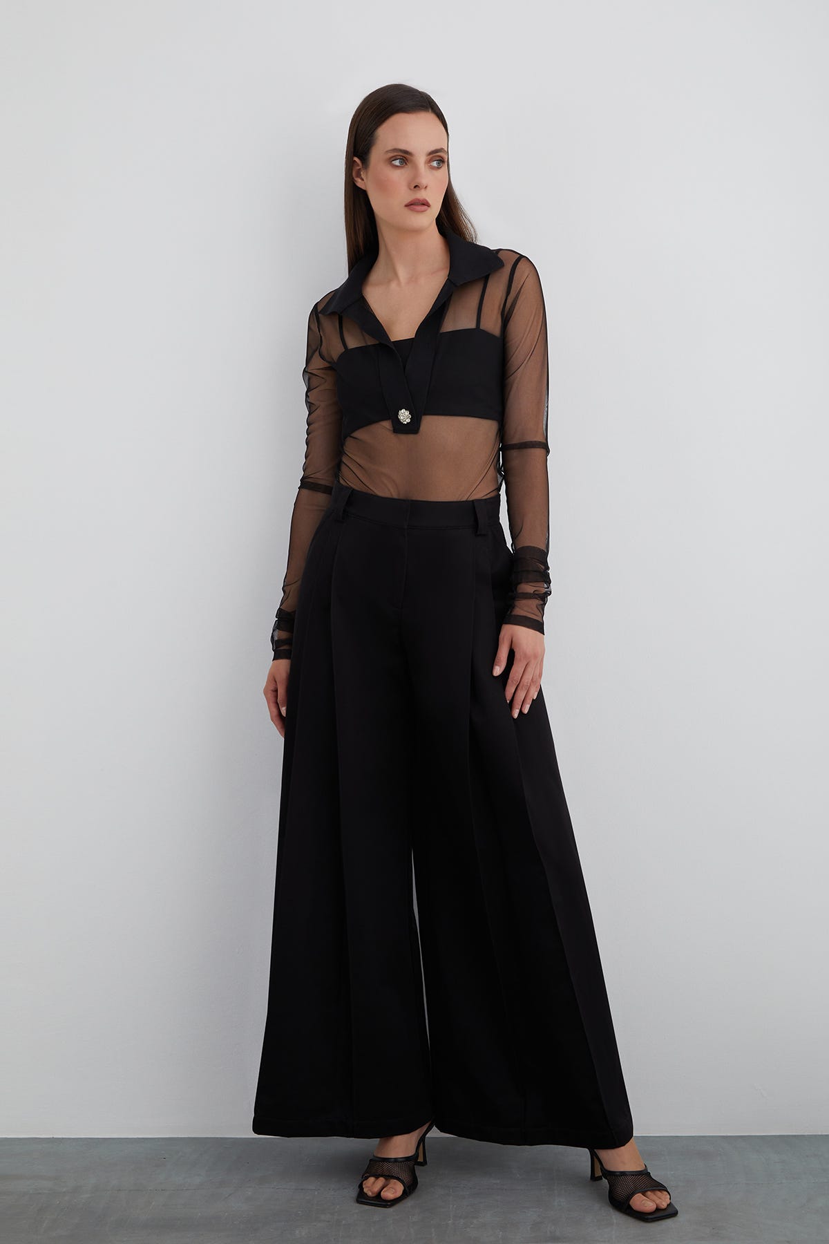 İçi Askılı Top Detaylı Alttan Çıtçıtlı Tül Bluz.