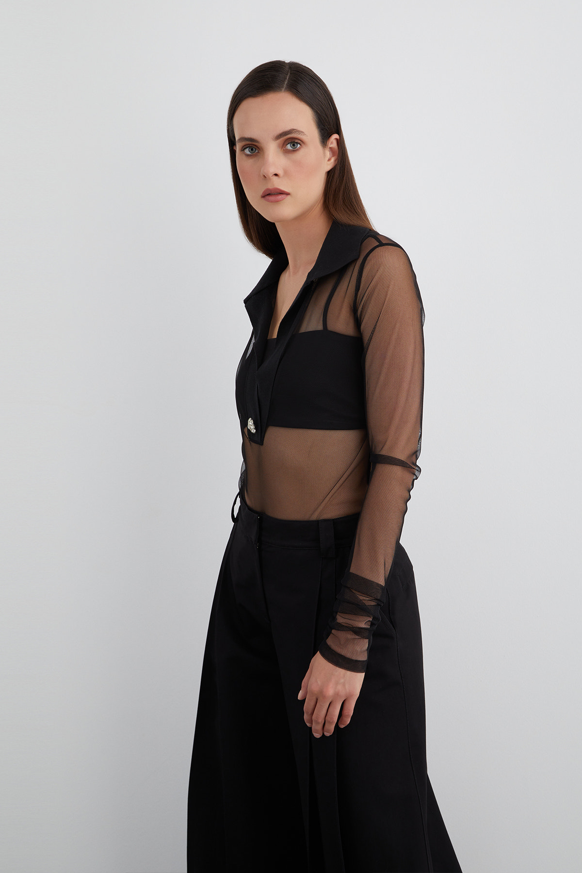 İçi Askılı Top Detaylı Alttan Çıtçıtlı Tül Bluz.