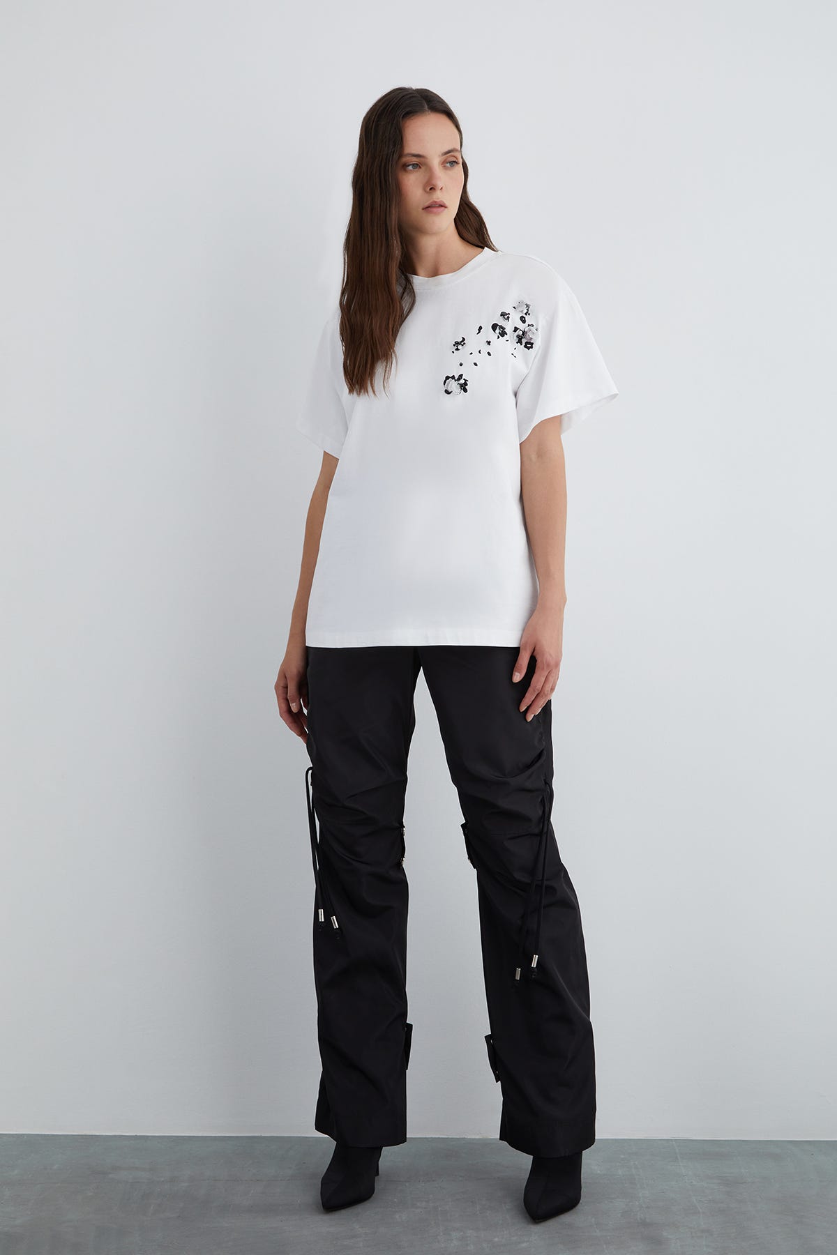 İşlemeli Nakış Detaylı Arkası Etiketli T-shirt