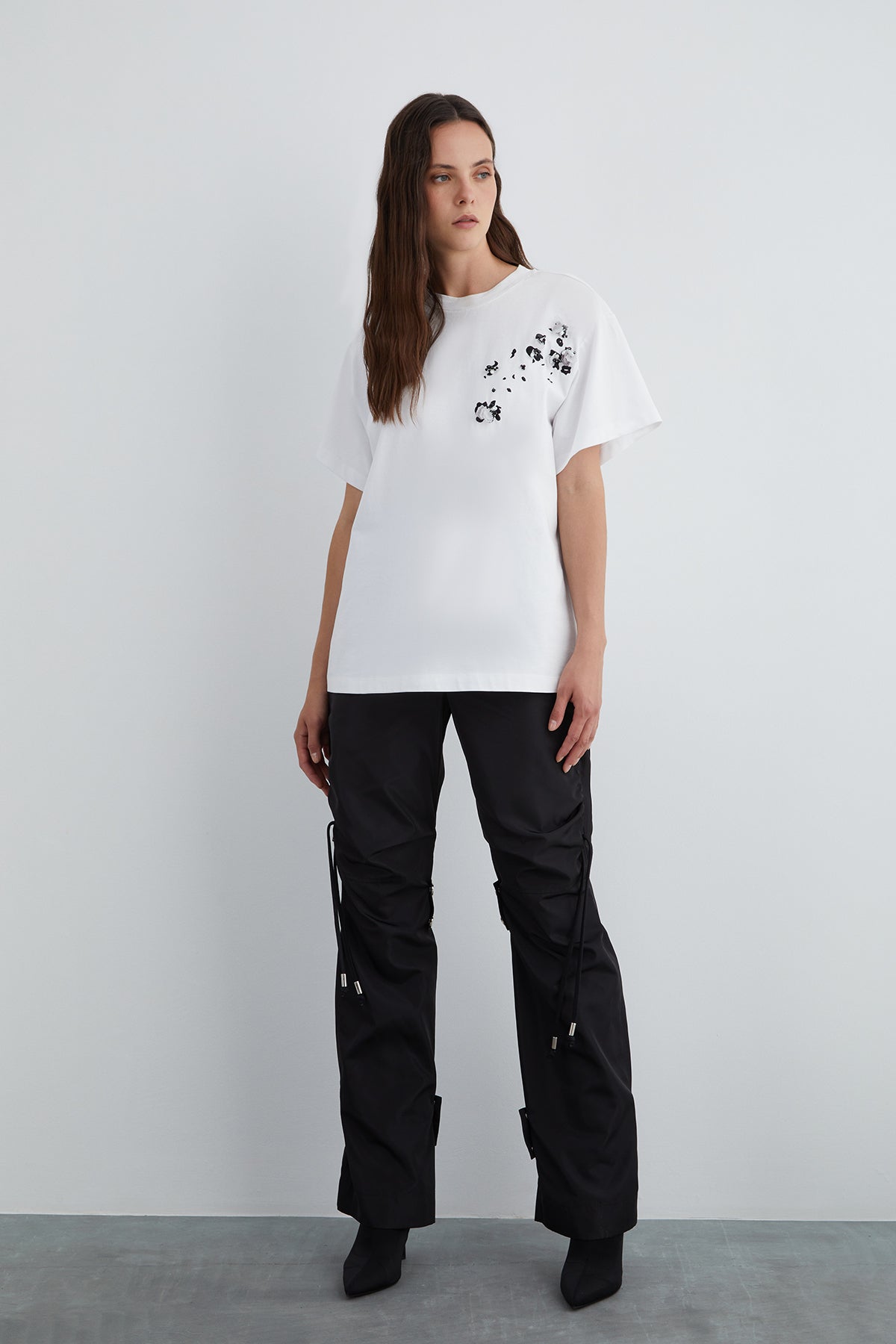 İşlemeli Nakış Detaylı Arkası Etiketli T-shirt