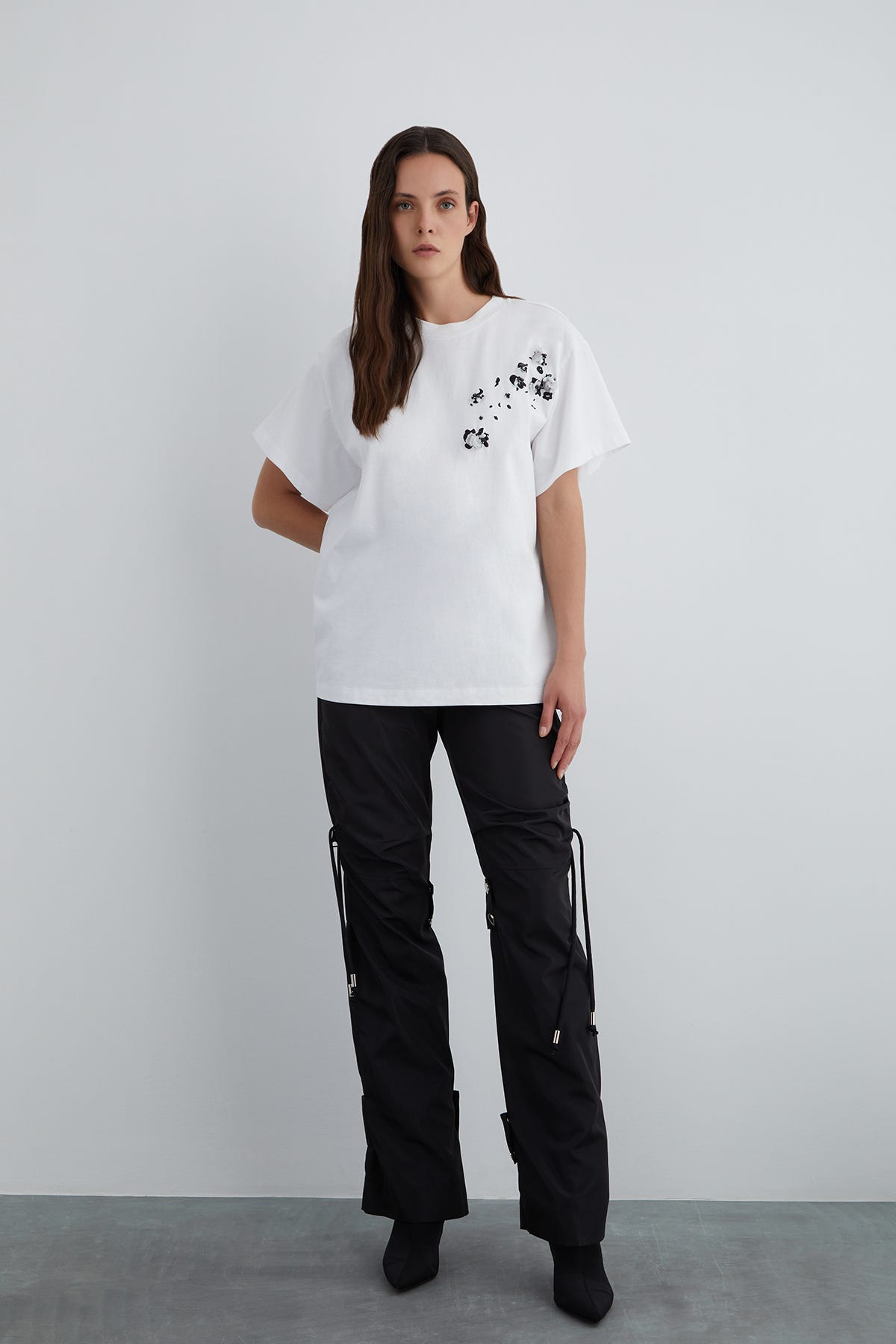 İşlemeli Nakış Detaylı Arkası Etiketli T-shirt